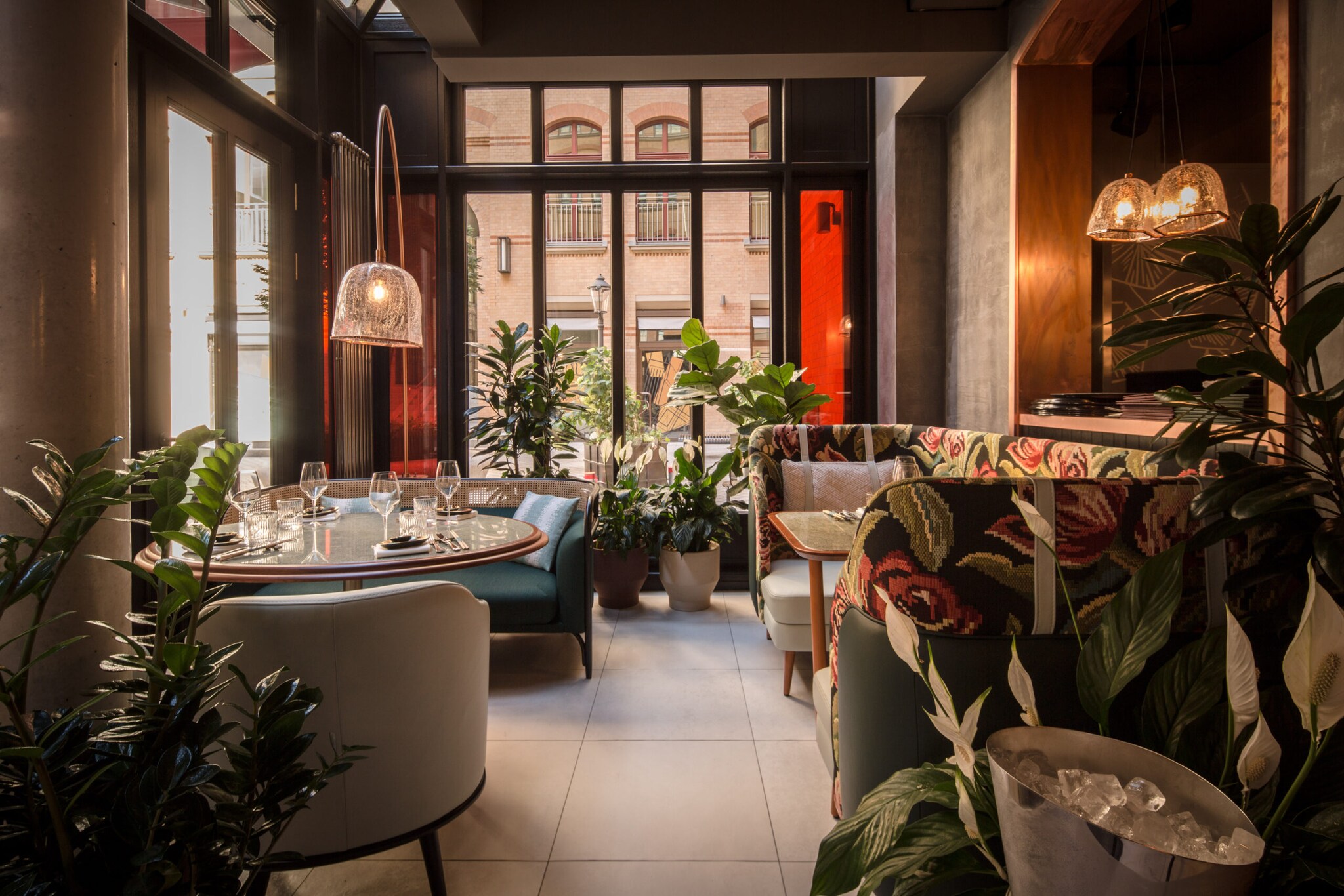 Innenansicht eines Speiseraumes mit Tischen, Bänken und Zimmerpflanzen Innenansicht eines Speiseraumes mit Tischen, Bänken und Zimmerpflanzen