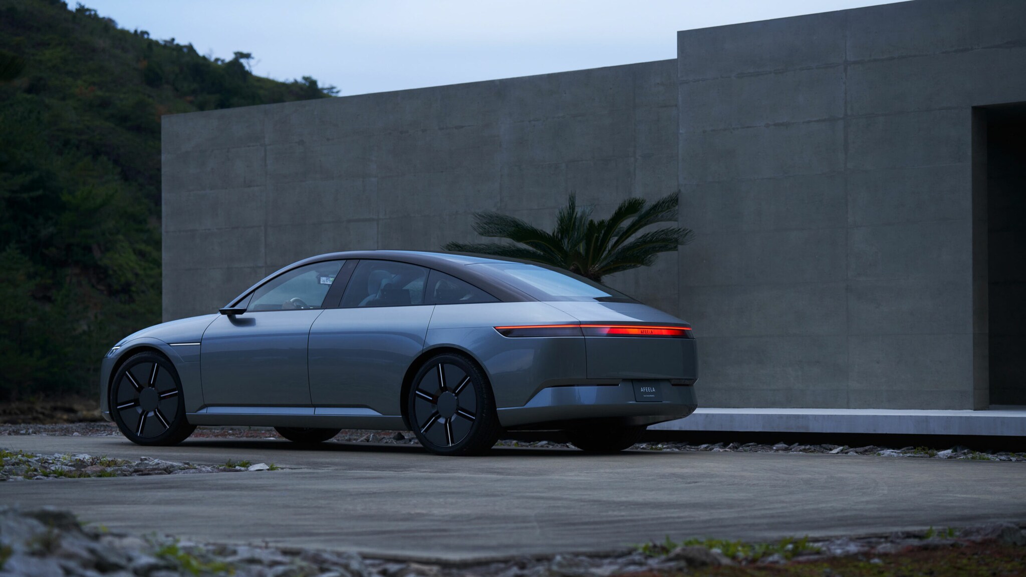 Ein Prototyp des AFEELA-Models vor einer grauen Betonwand.