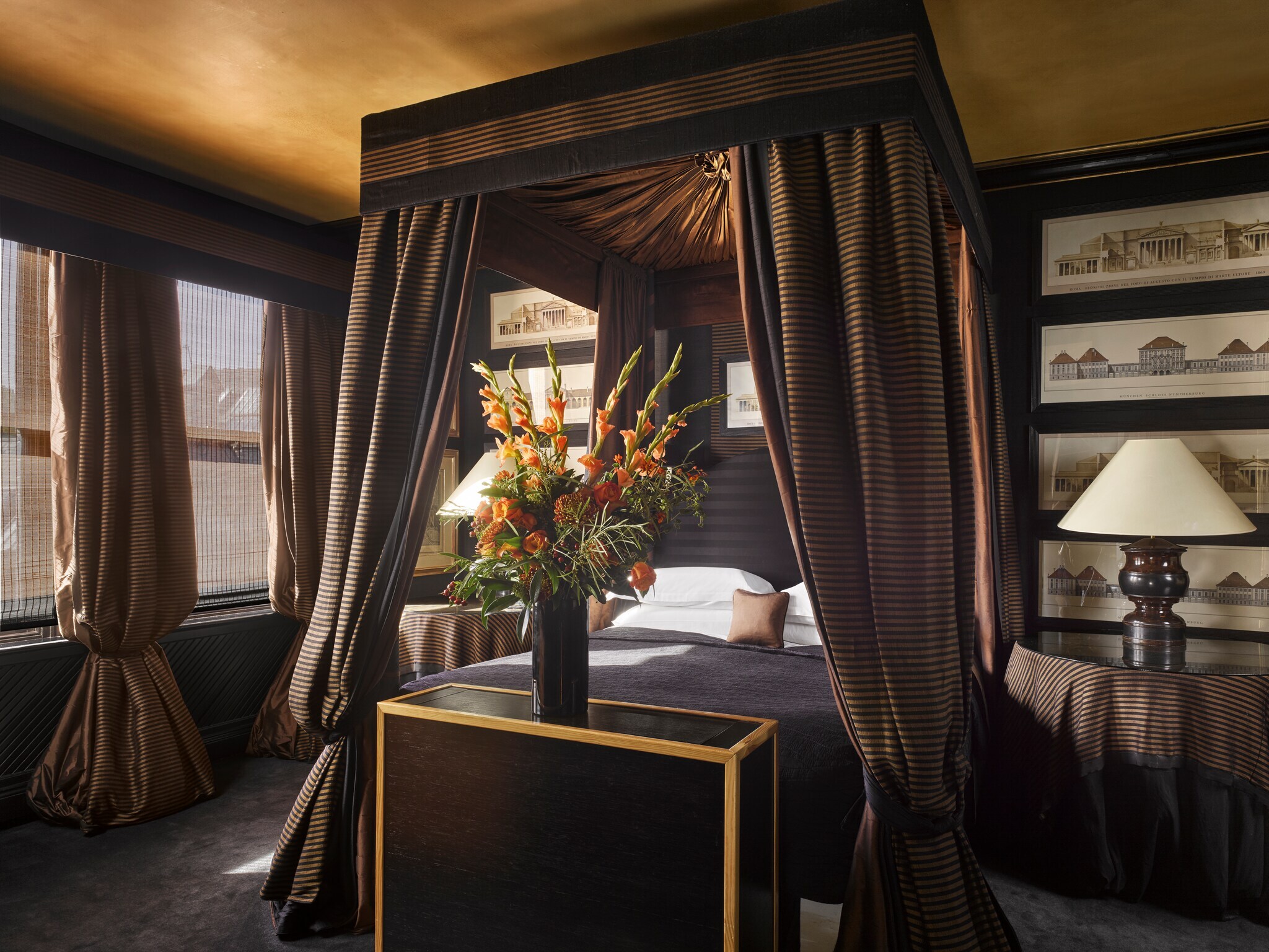 Innenansicht eines Hotelzimmers mit Himmelbett