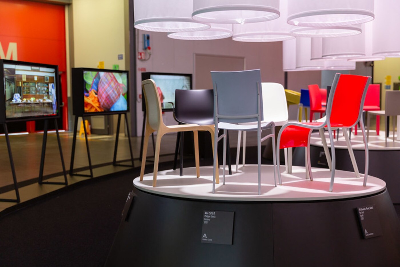 Bunte Stühle stehen in einem Kreis auf der Messe Salone del Mobile in Mailand