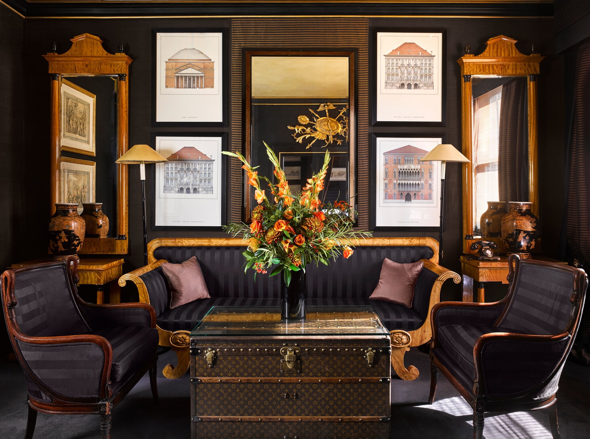 Dunkle Einrichtung einer Hotellounge Dunkle Einrichtung einer Hotellounge