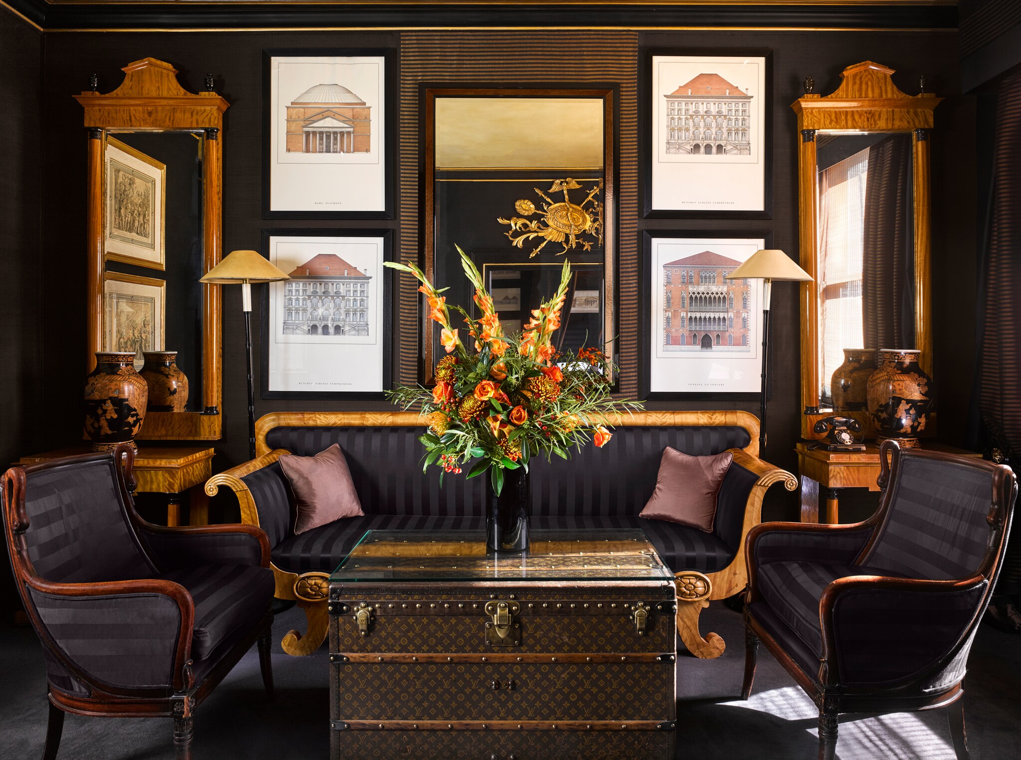 Dunkle Einrichtung einer Hotellounge Dunkle Einrichtung einer Hotellounge