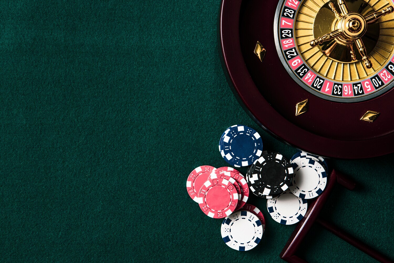 Roulette mit bunten Chips von oben gezeigt Roulette mit bunten Chips von oben gezeigt
