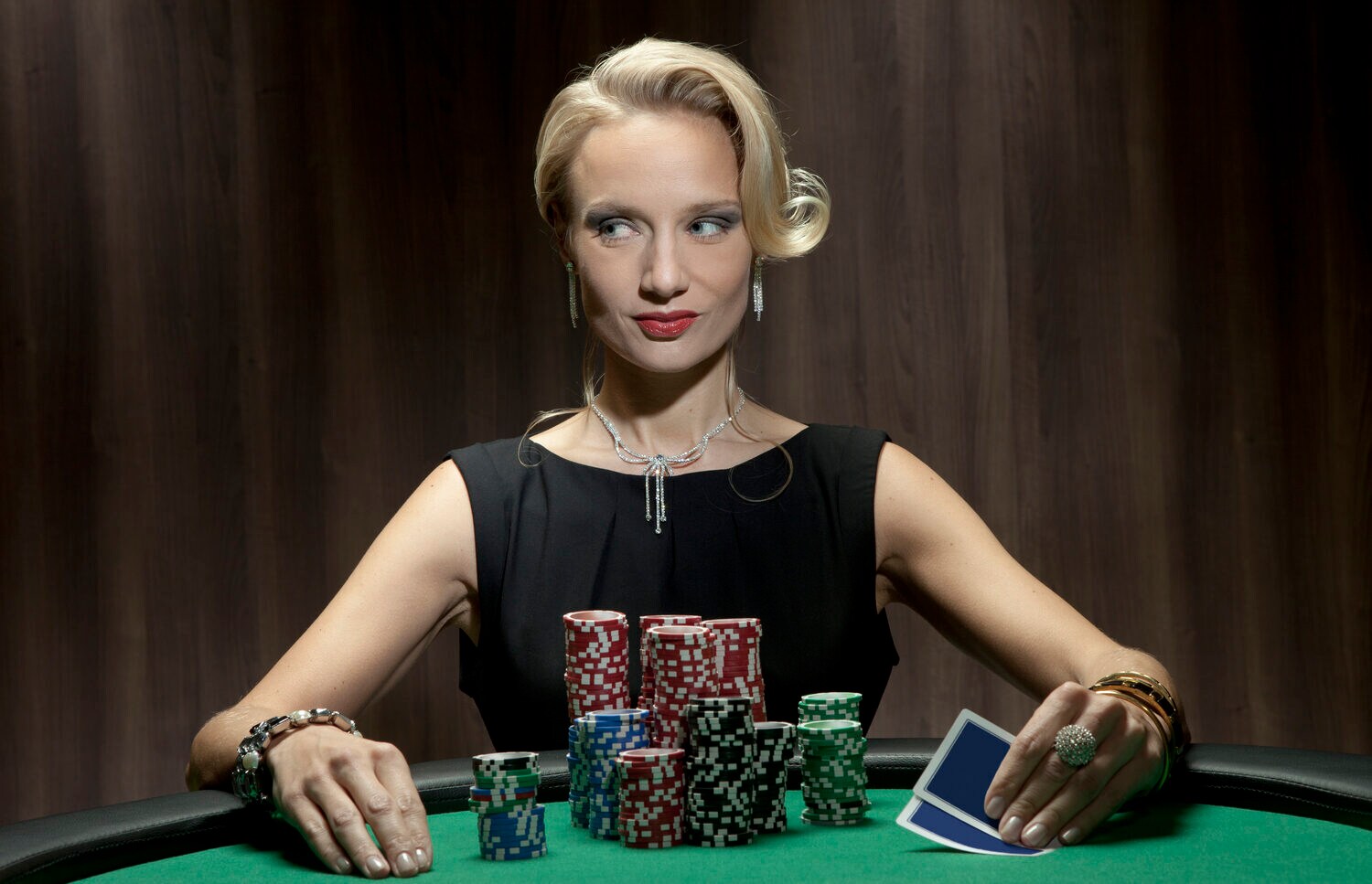 Eine elegant gekleidete Frau im Casino