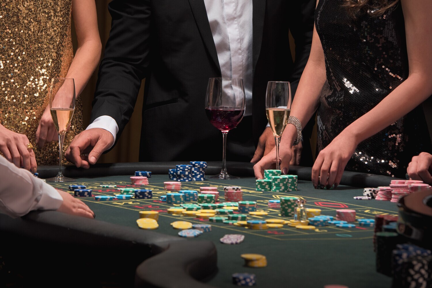 Casinotisch mit Chips und Gläsern Casinotisch mit Chips und Gläsern