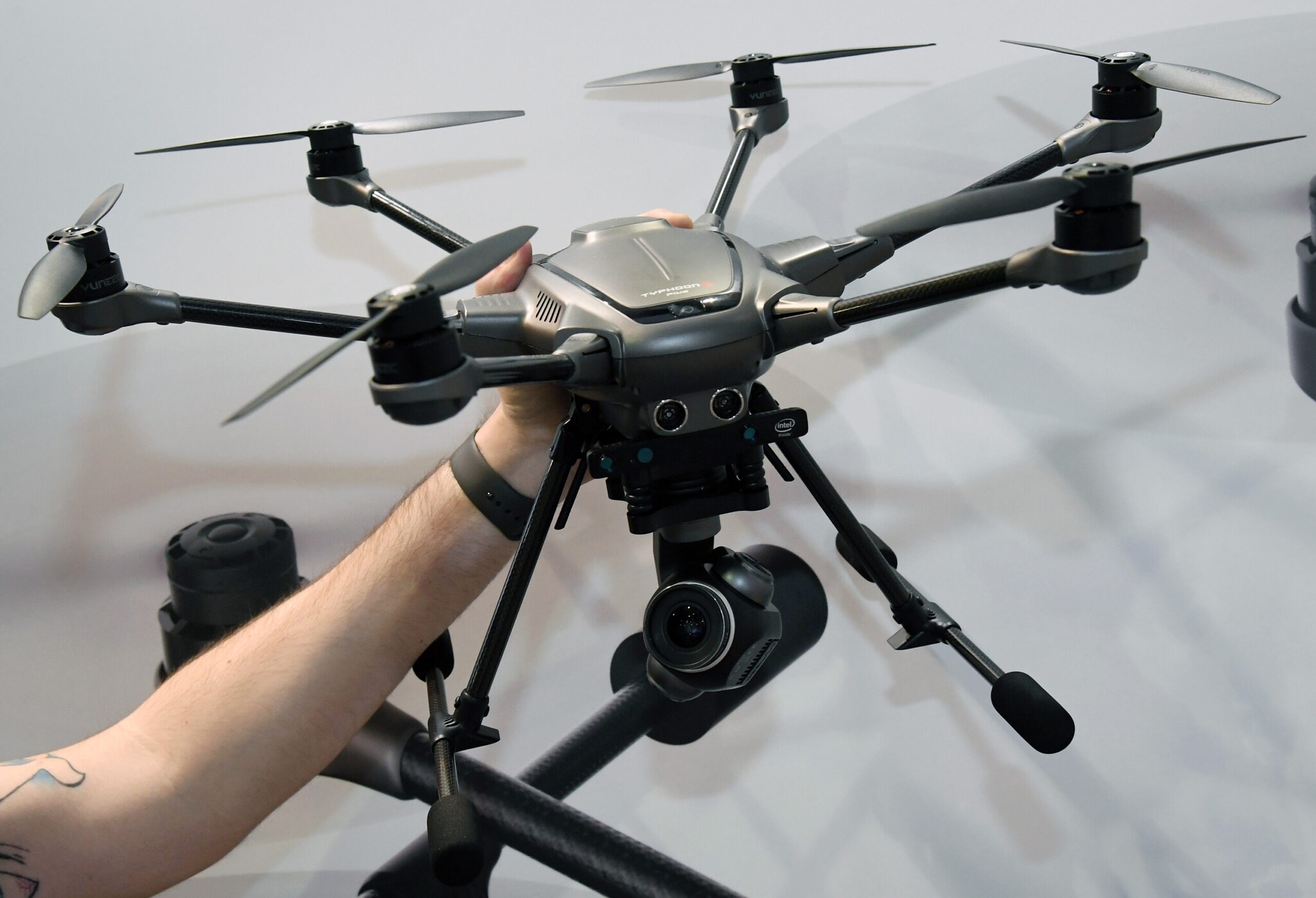 Eine Hand hält eine Kamera- und Sportdrohne des Herstellers Yuneec