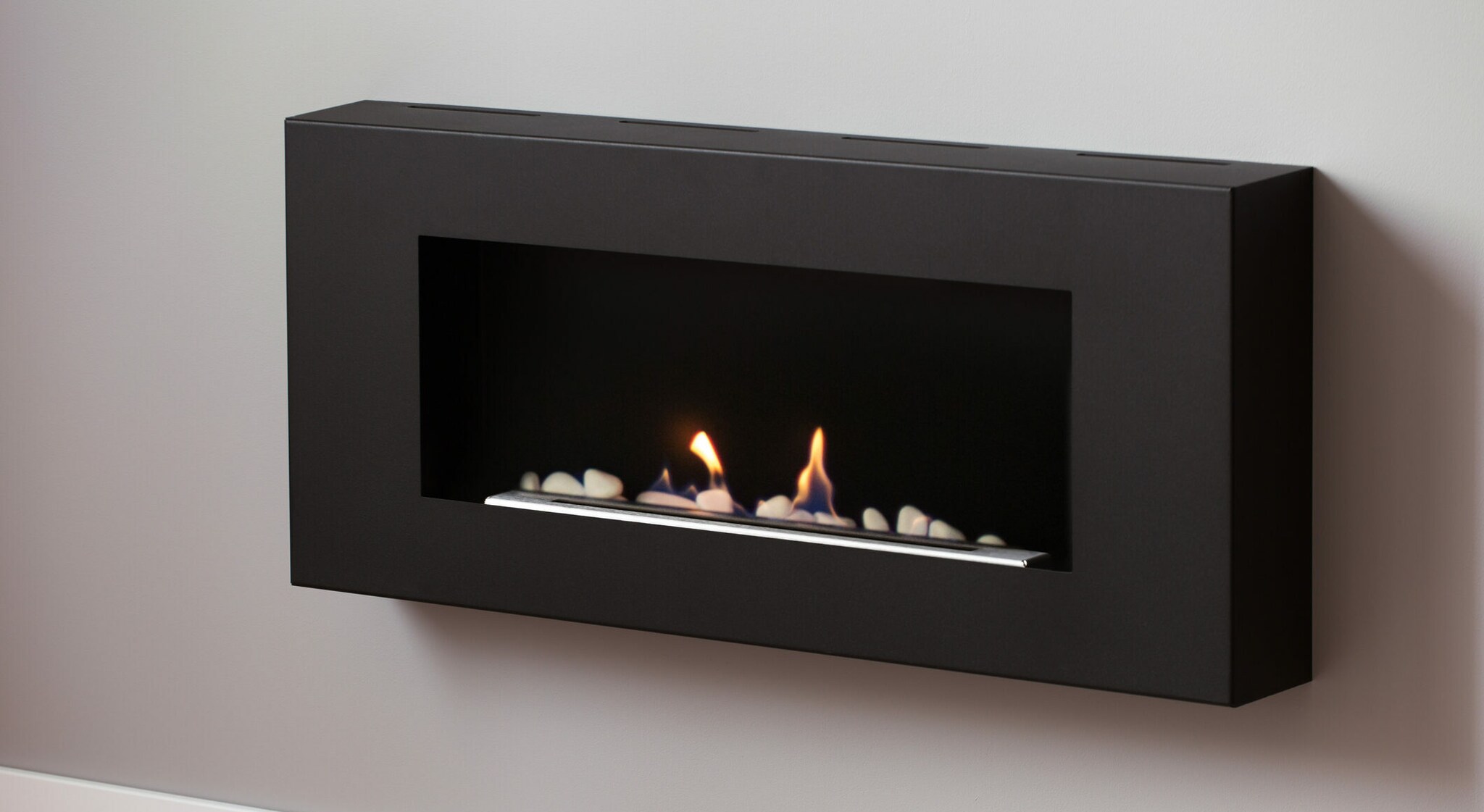 Ein rechteckiger Ethanolkamin ist an einer weißen Wand befestigt