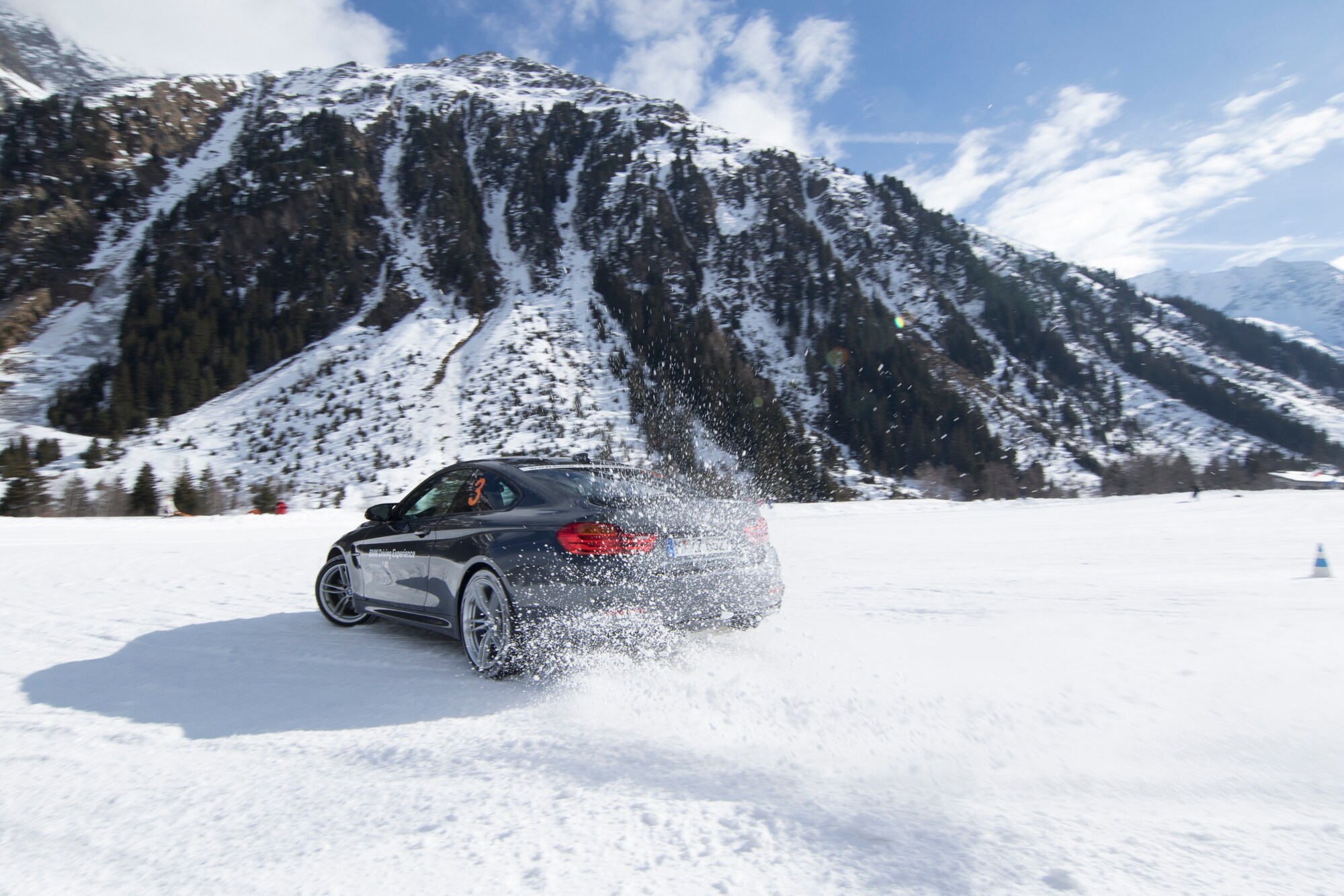 Ein Fahrzeug kurvt über eine Schneepiste im Pitztal