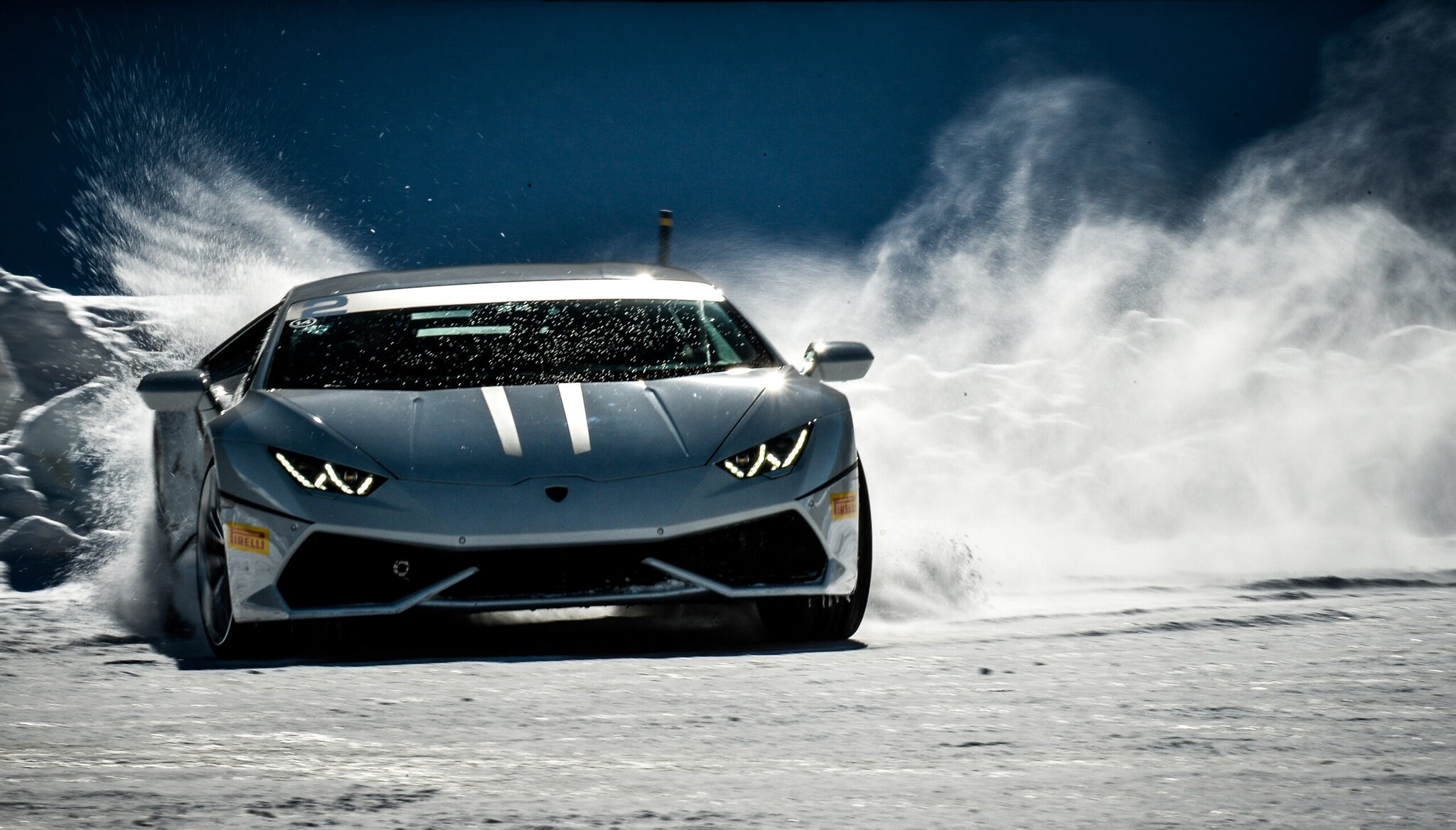 Ein Lamborghini Huracan driftet durch den Schnee Ein Lamborghini Huracan driftet durch den Schnee