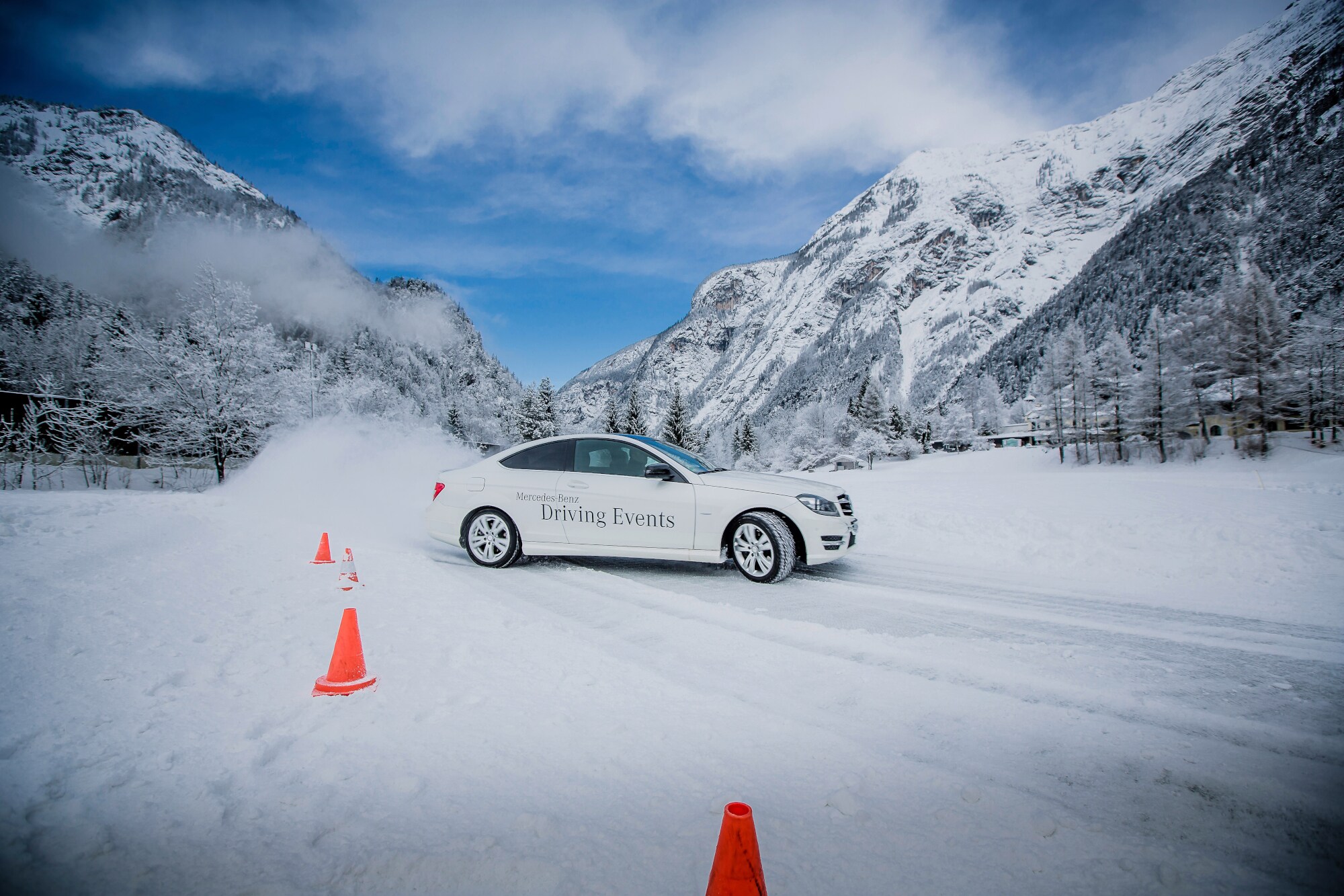 Ein Mercedes-Benz driftet im Fahrzentrum in Saalfelden im Schnee