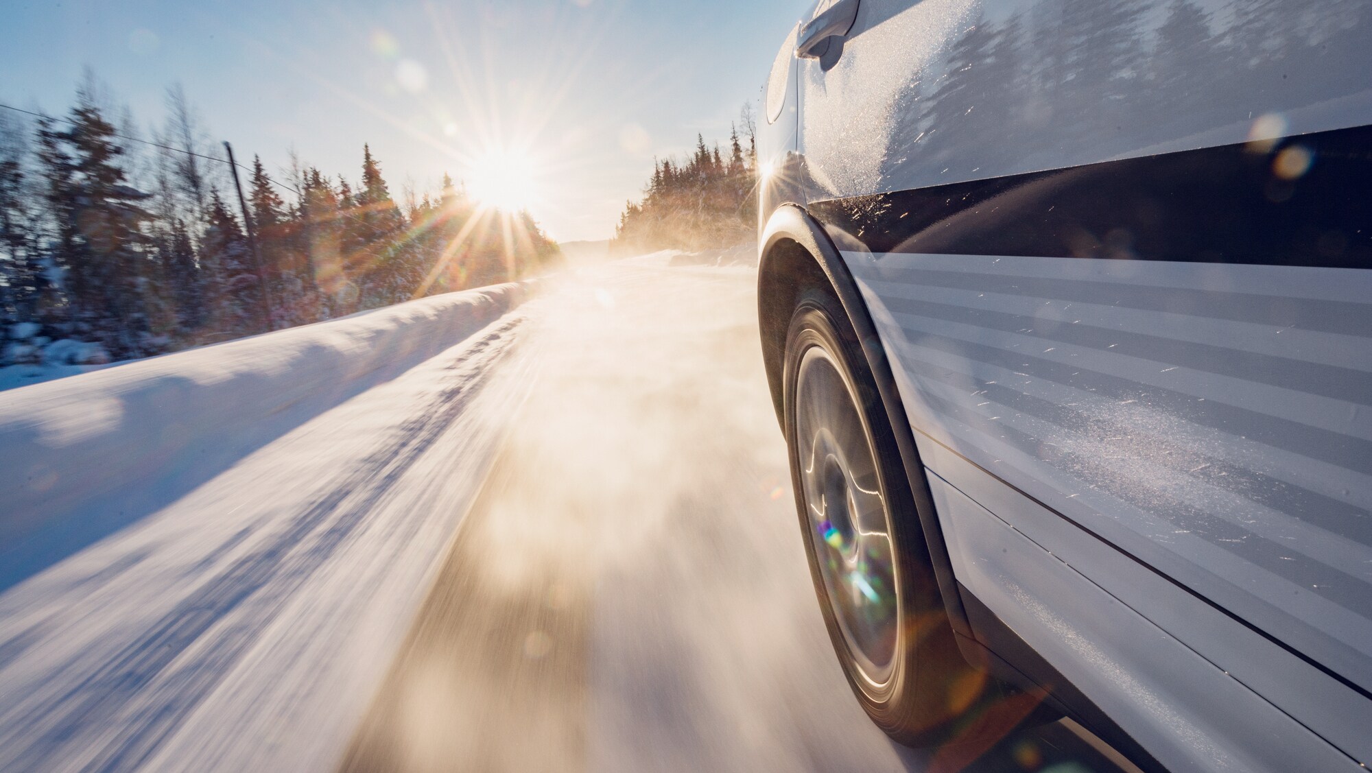 Ein Porsche fährt über eine mit Schnee bedeckte Straße Ein Porsche fährt über eine mit Schnee bedeckte Straße