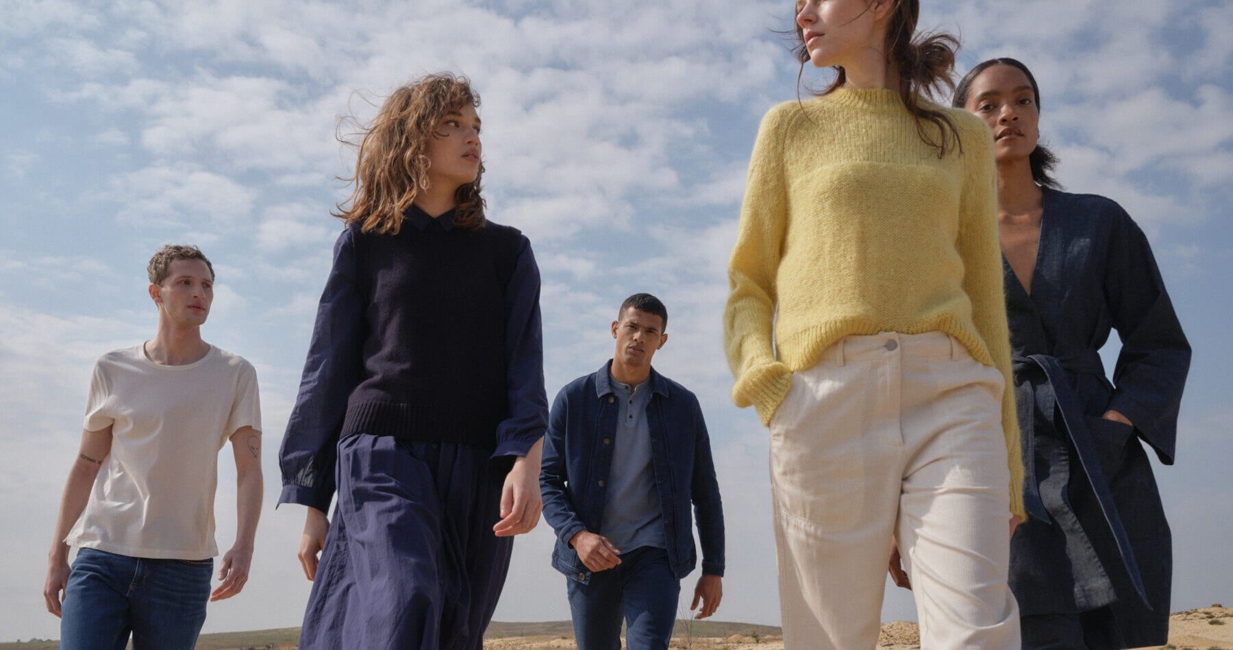 Mehrere Models am Strand, die alle unterschiedliche Outfits von Hessnatur tragen Mehrere Models am Strand, die alle unterschiedliche Outfits von Hessnatur tragen