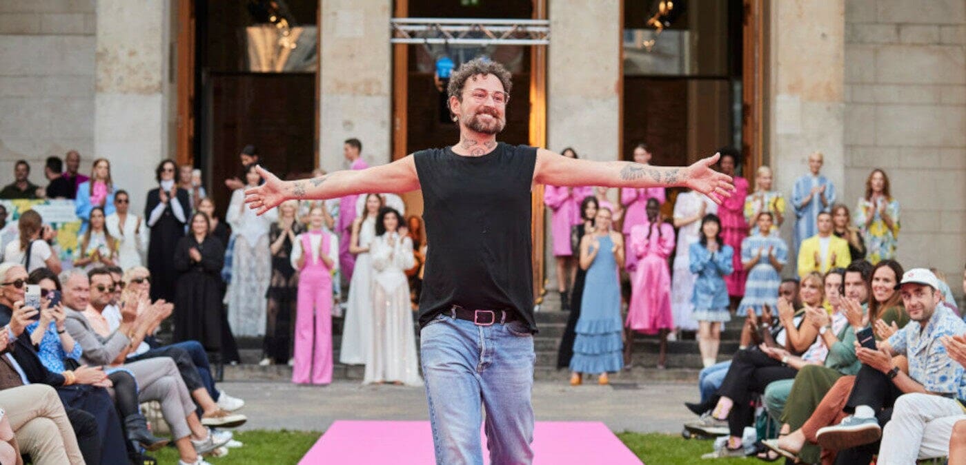 Modedesigner Marcel Ostertag geht über den Laufsteg nach seiner Show auf der Mercedes-Benz Fashion Week Berlin 2021 Modedesigner Marcel Ostertag geht über den Laufsteg nach seiner Show auf der Mercedes-Benz Fashion Week Berlin 2021