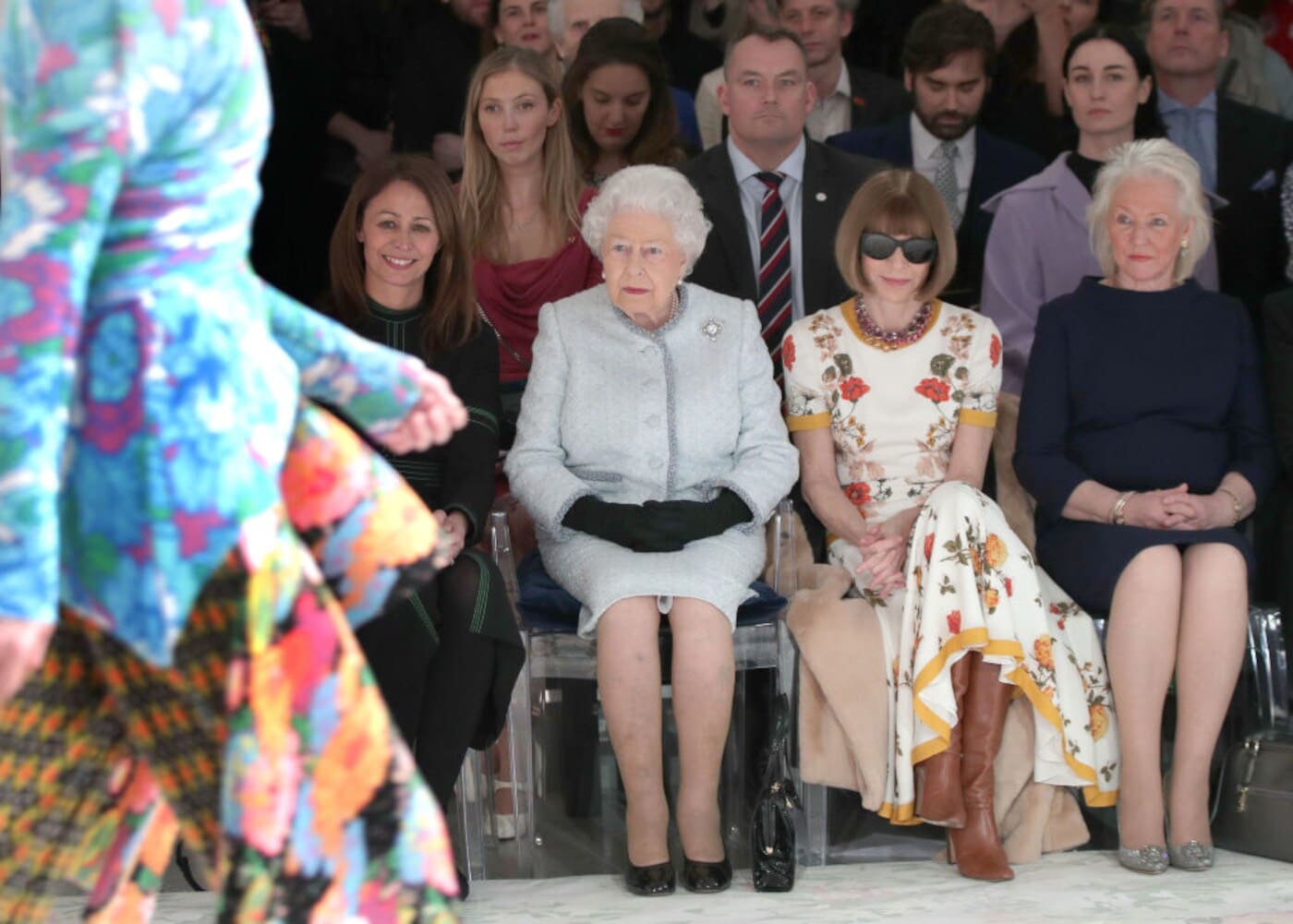 Queen Elizabeth II sitzt neben Vogue-Chefin Anna Wintour bei der London Fashion Week Queen Elizabeth II sitzt neben Vogue-Chefin Anna Wintour bei der London Fashion Week