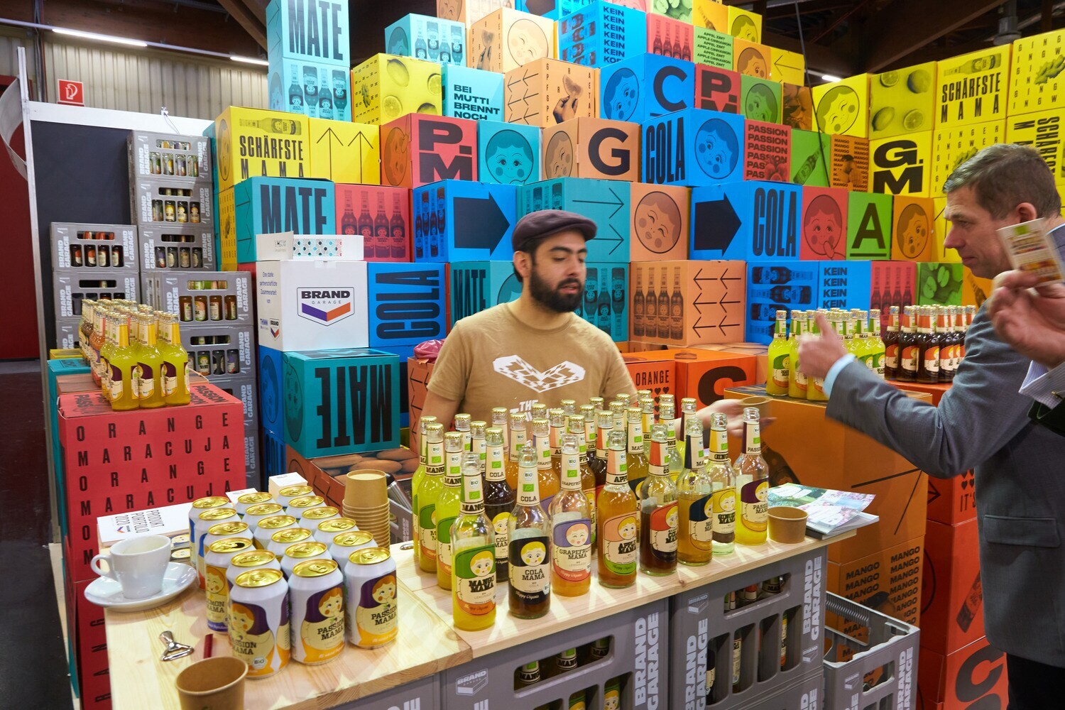 Messestand mit diversen Getränken und bunter Deko im Hintergrund Messestand mit diversen Getränken und bunter Deko im Hintergrund