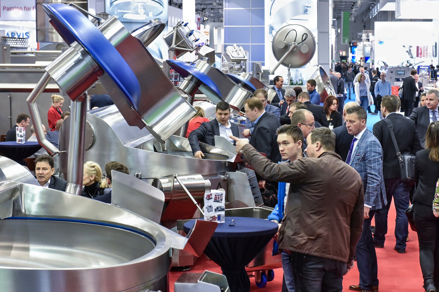 Messebesucher schauen sich technische Geräte auf der Anuga FoodTec an Messebesucher schauen sich technische Geräte auf der Anuga FoodTec an