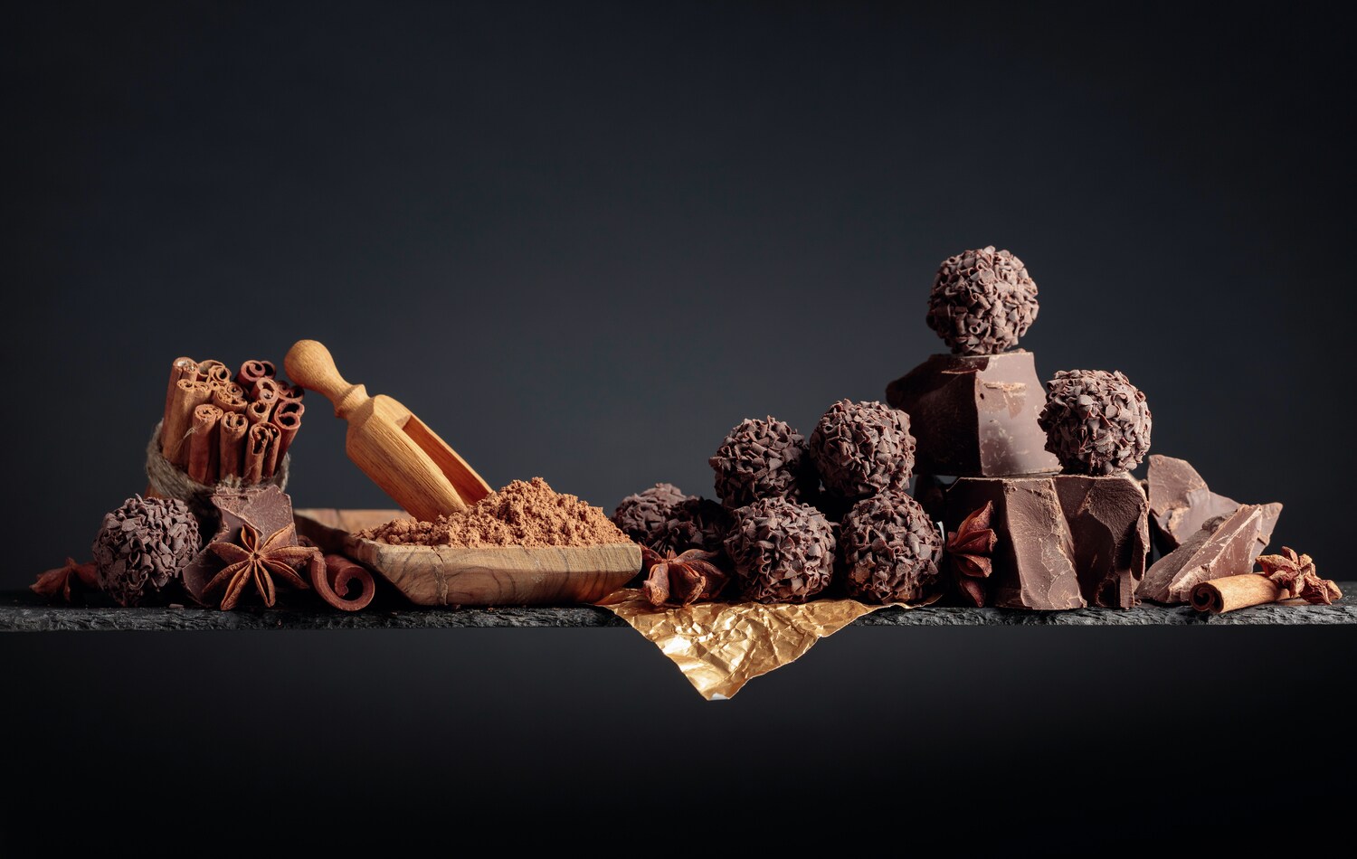 Schokoladenpralinen, angerichtet mit Zimtstangen und Anissternen Schokoladenpralinen, angerichtet mit Zimtstangen und Anissternen