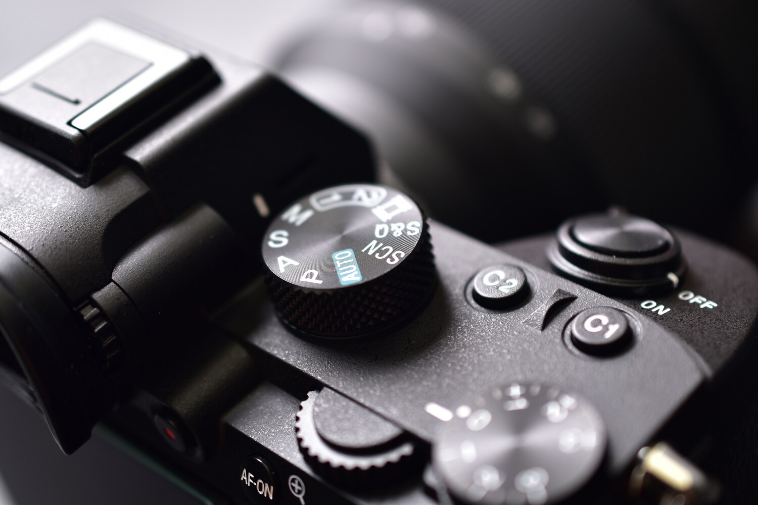 Detailfoto einer Systemkamera mit Einstellungsring, Auslöser und Sucher Detailfoto einer Systemkamera mit Einstellungsring, Auslöser und Sucher