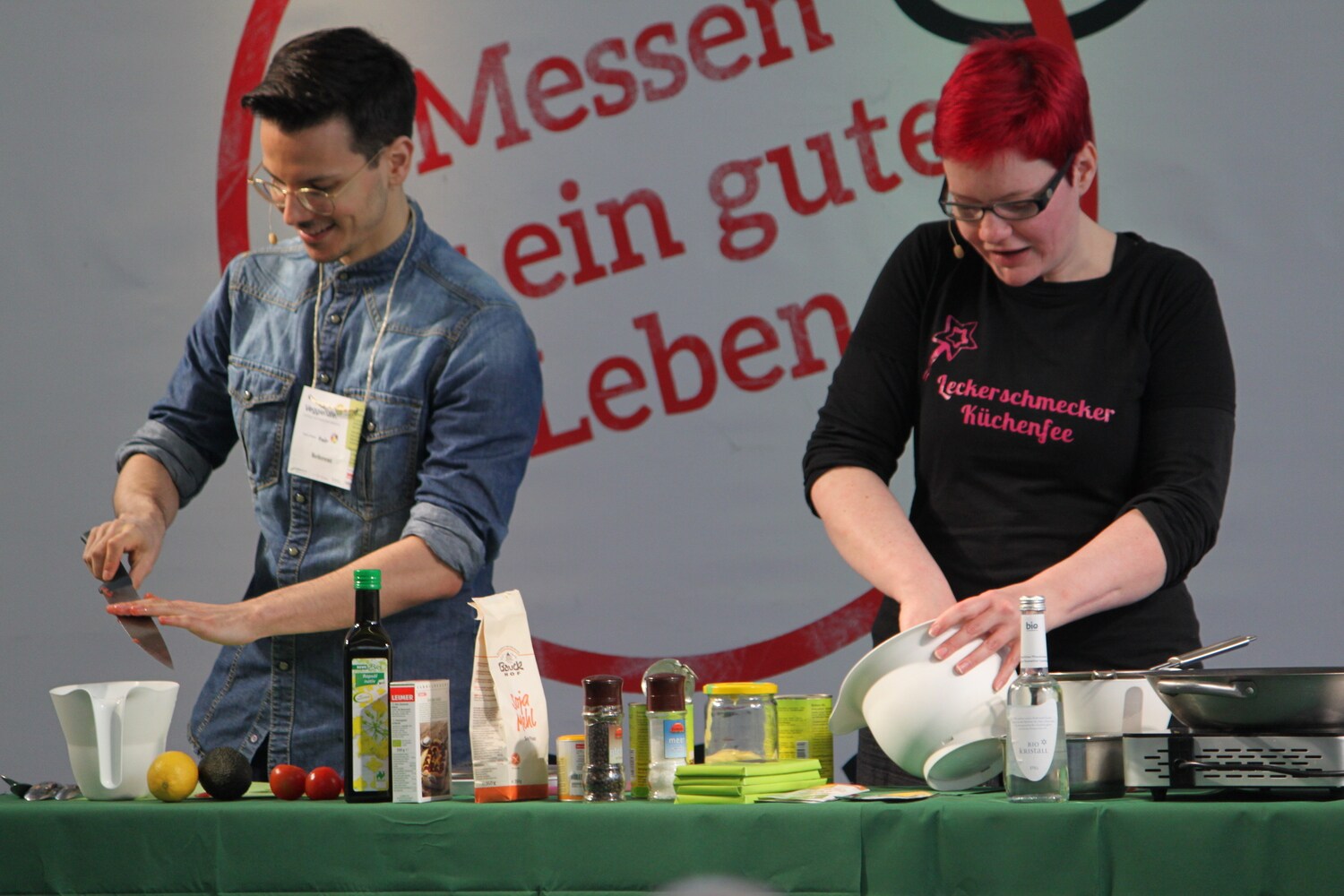 Zwei Personen kochen auf einer Bühne