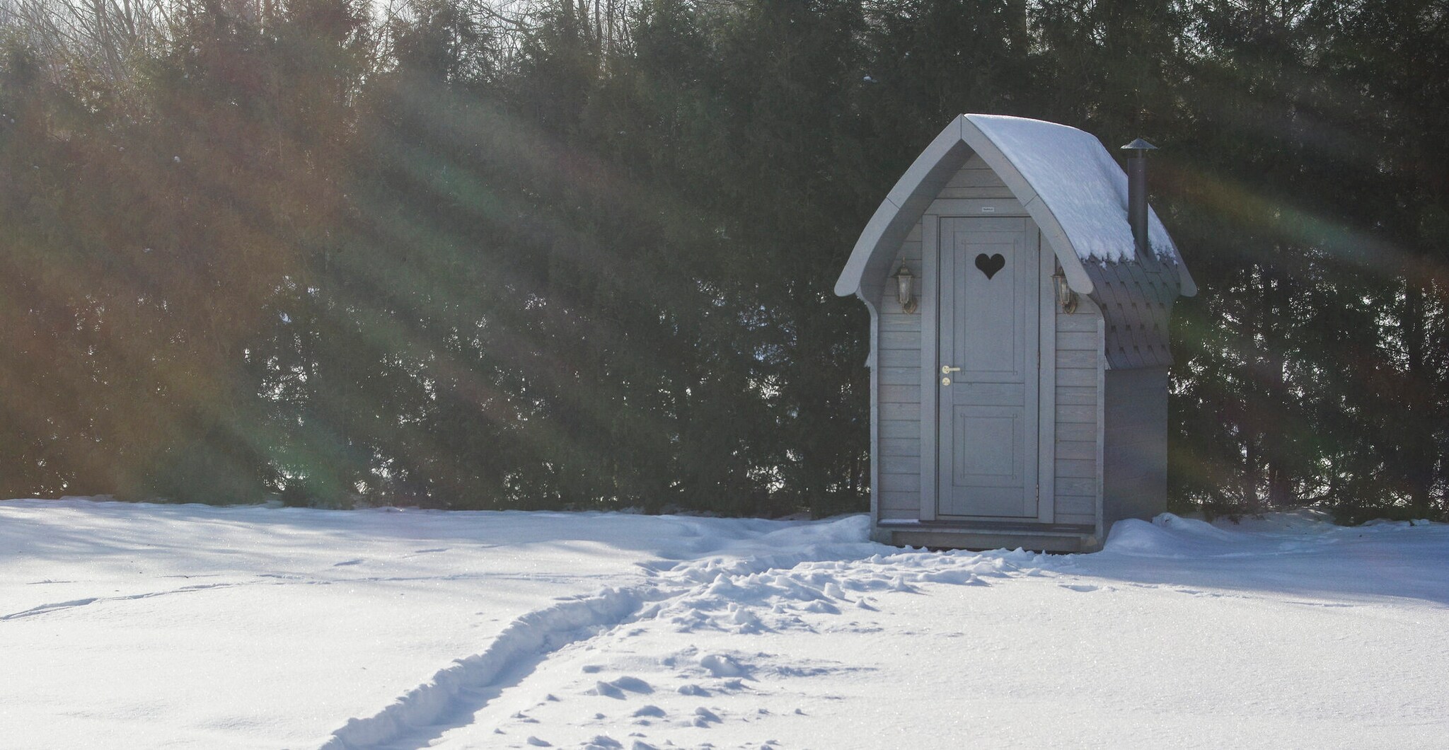Kleine Sauna in einem verschneiten Garten Kleine Sauna in einem verschneiten Garten