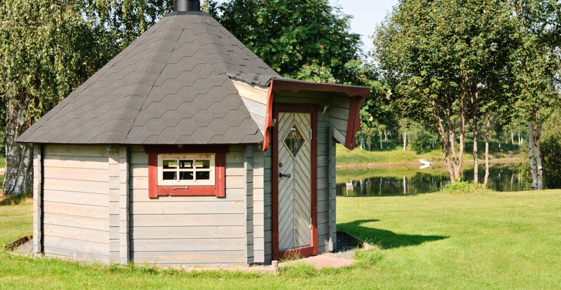 Blick auf eine Gartensauna in Schweden Blick auf eine Gartensauna in Schweden