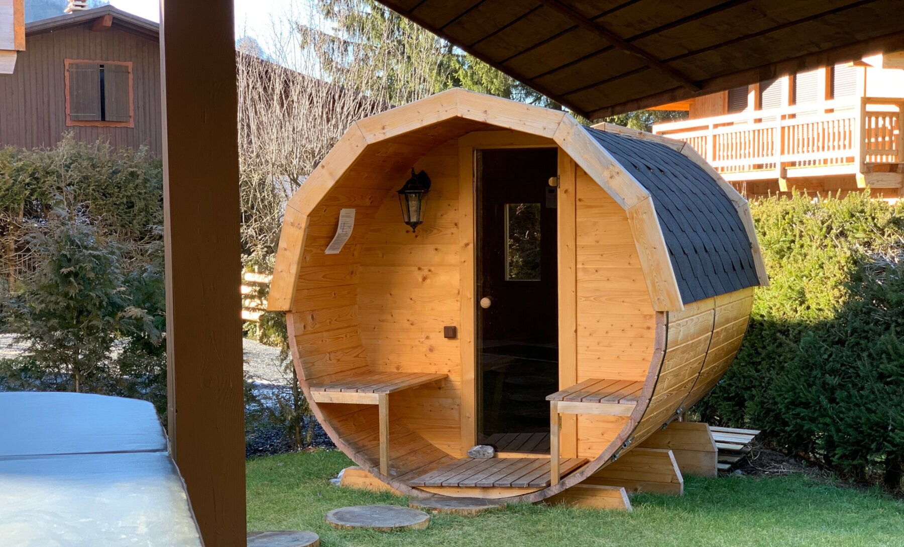 Eine Fasssauna in einem Garten Eine Fasssauna in einem Garten