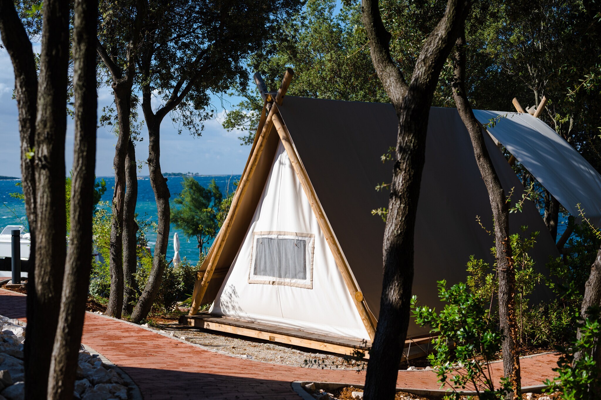 Zelt inmitten von Bäumen vor dem Mittelmeer. Zelt inmitten von Bäumen vor dem Mittelmeer.