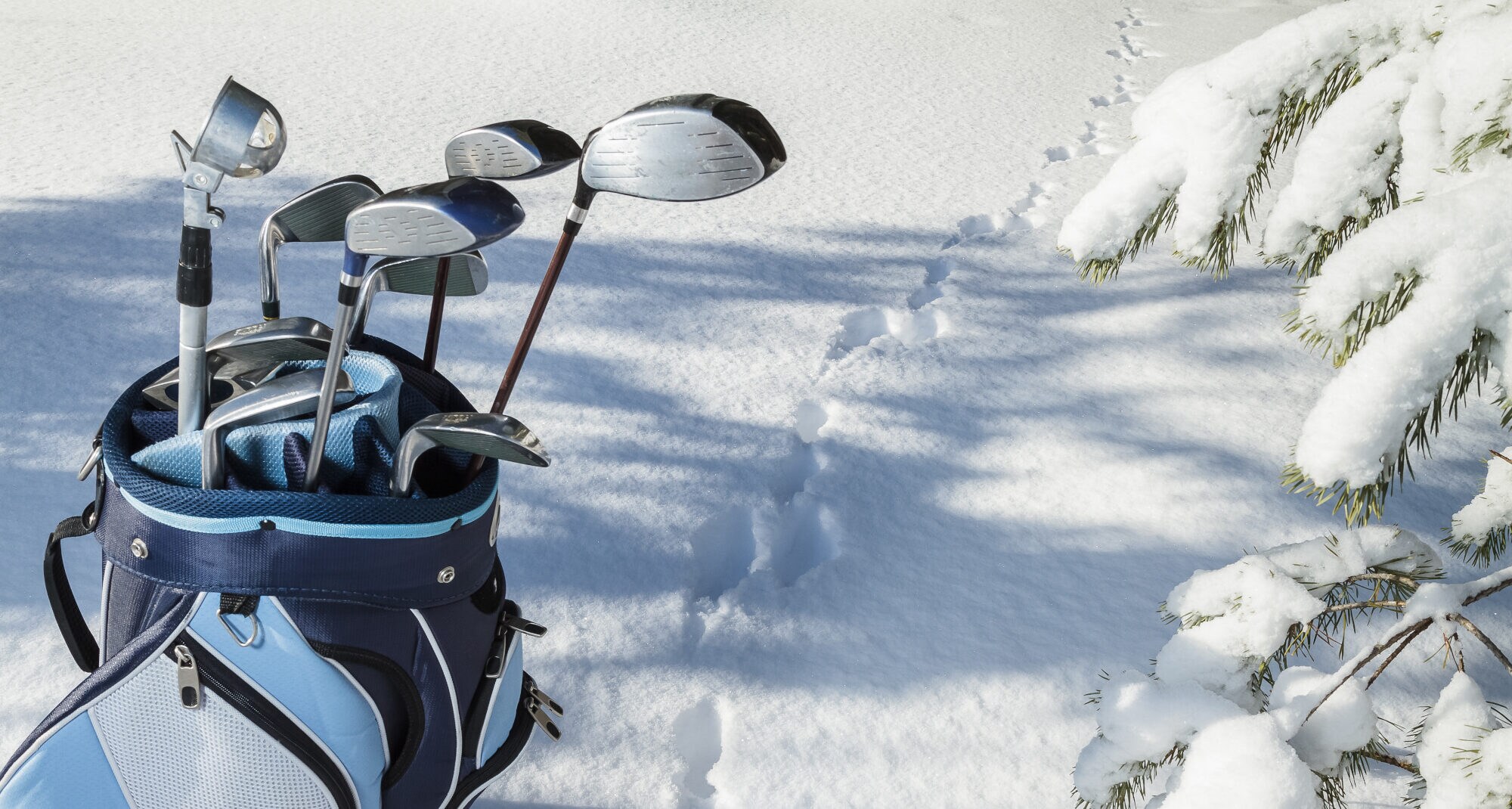 Eine Golftasche mit Schlägern im Schnee