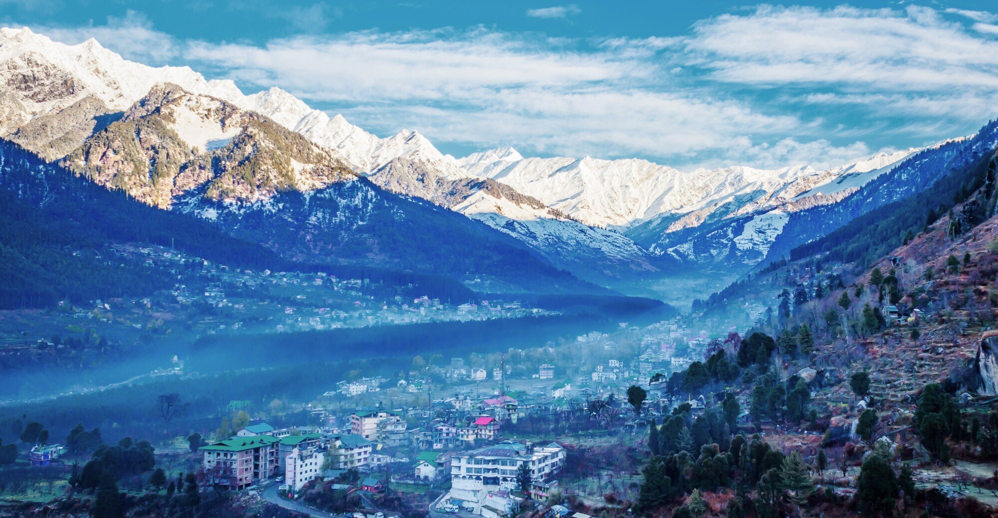 Panorama der Stadt Manali vor den Bergen des Himalaya Panorama der Stadt Manali vor den Bergen des Himalaya