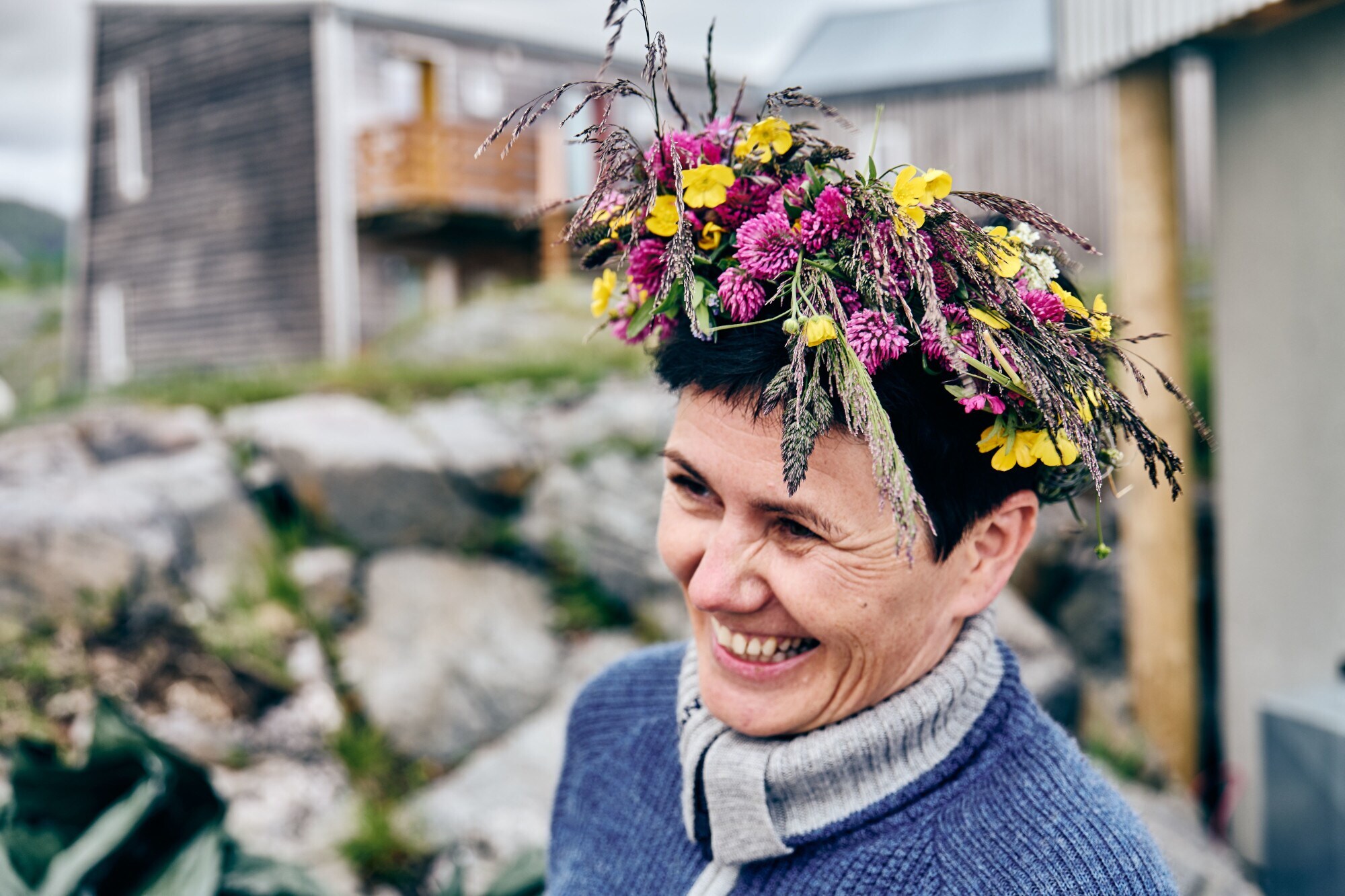 Ingunn Rasmussen lächelnd und mit Blumenkranz auf dem Kopf
