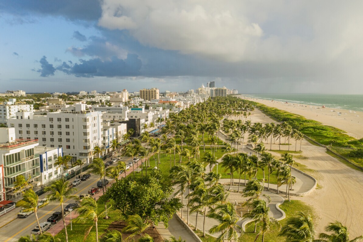 Blick auf den Ocean Drive und den Lummus Park in Miami Beach.