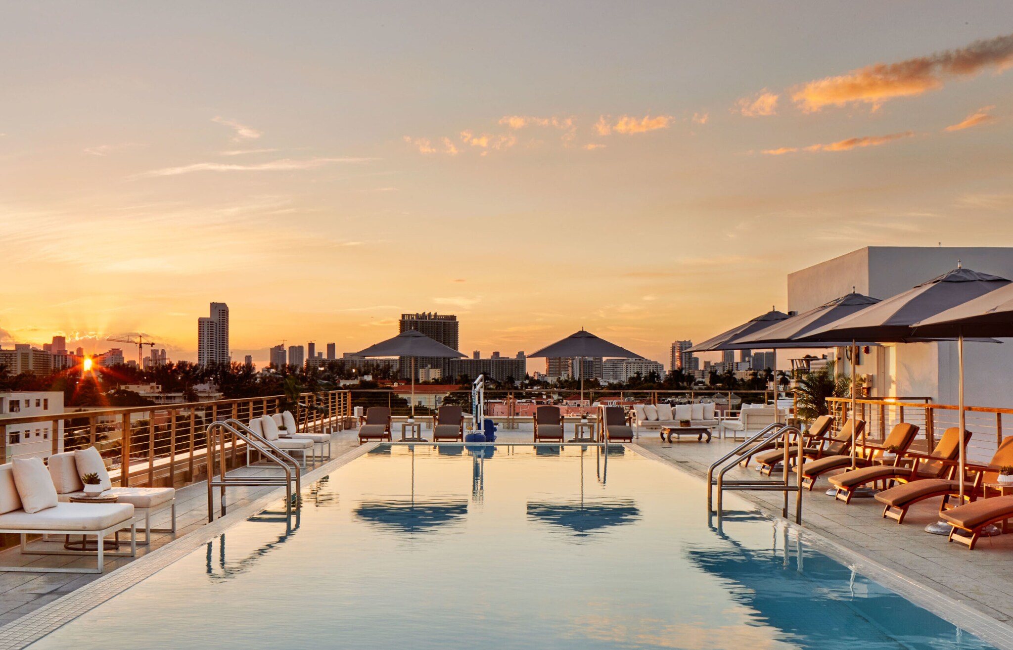 Der Rooftop-Pool des The Betsy am Abend.