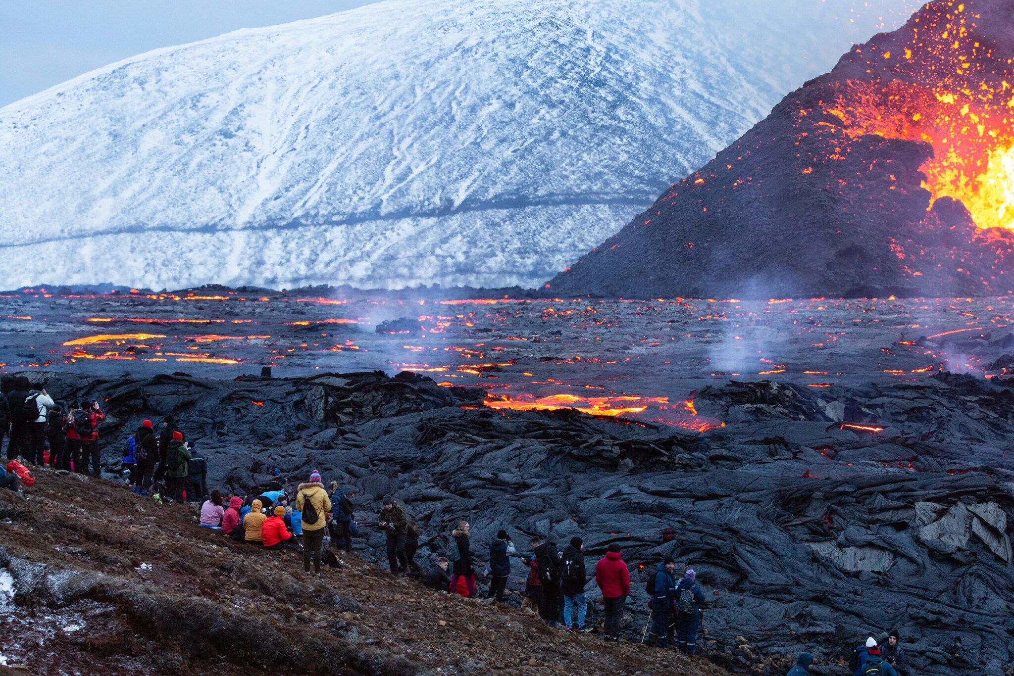 Wandernde bestaunen einen Vulkan