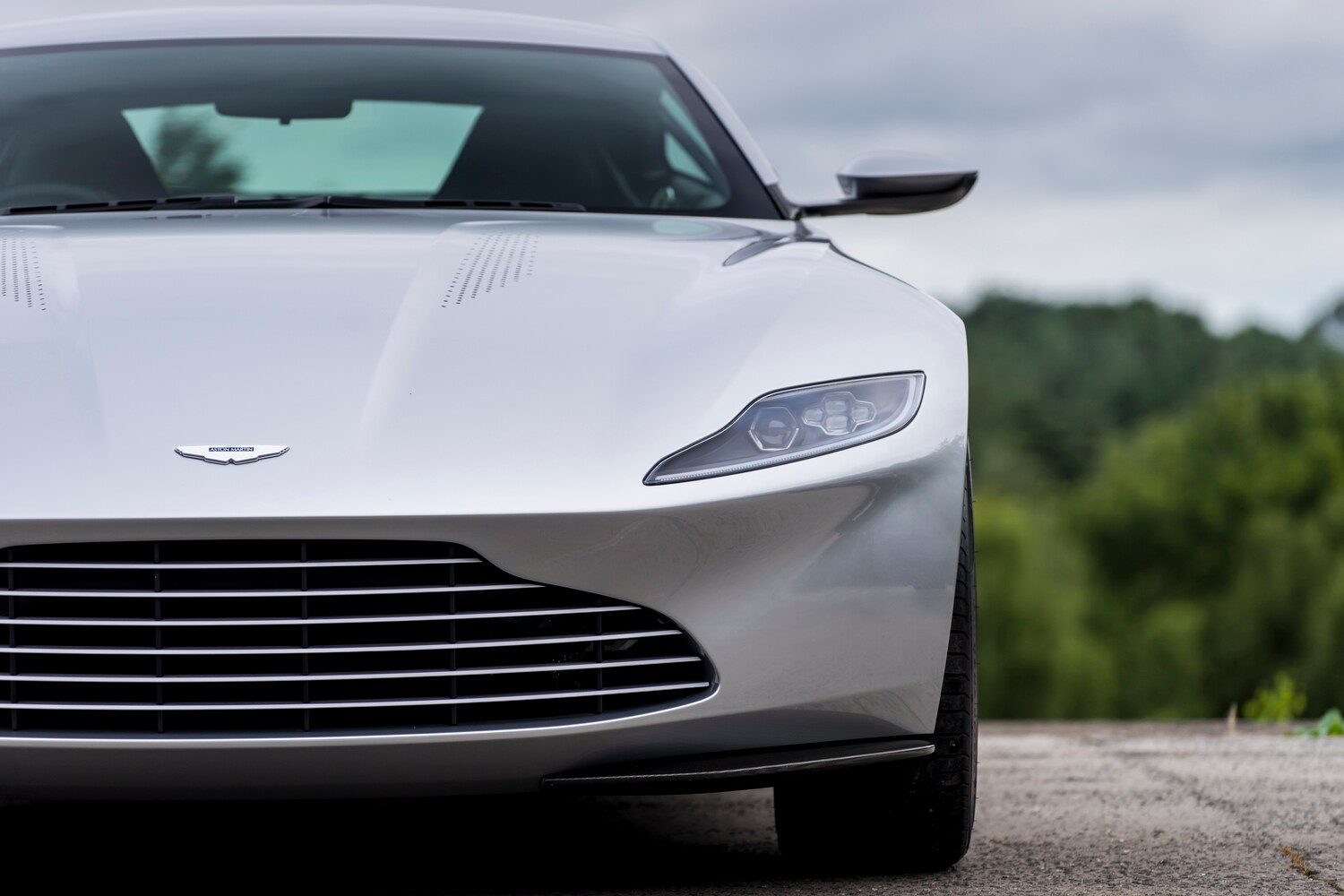 Ein Aston Martin DB10 von vorn.