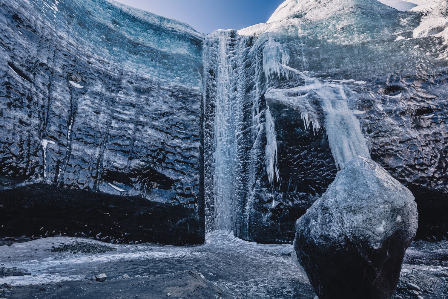 Ein eisiger Wasserfall auf Island.