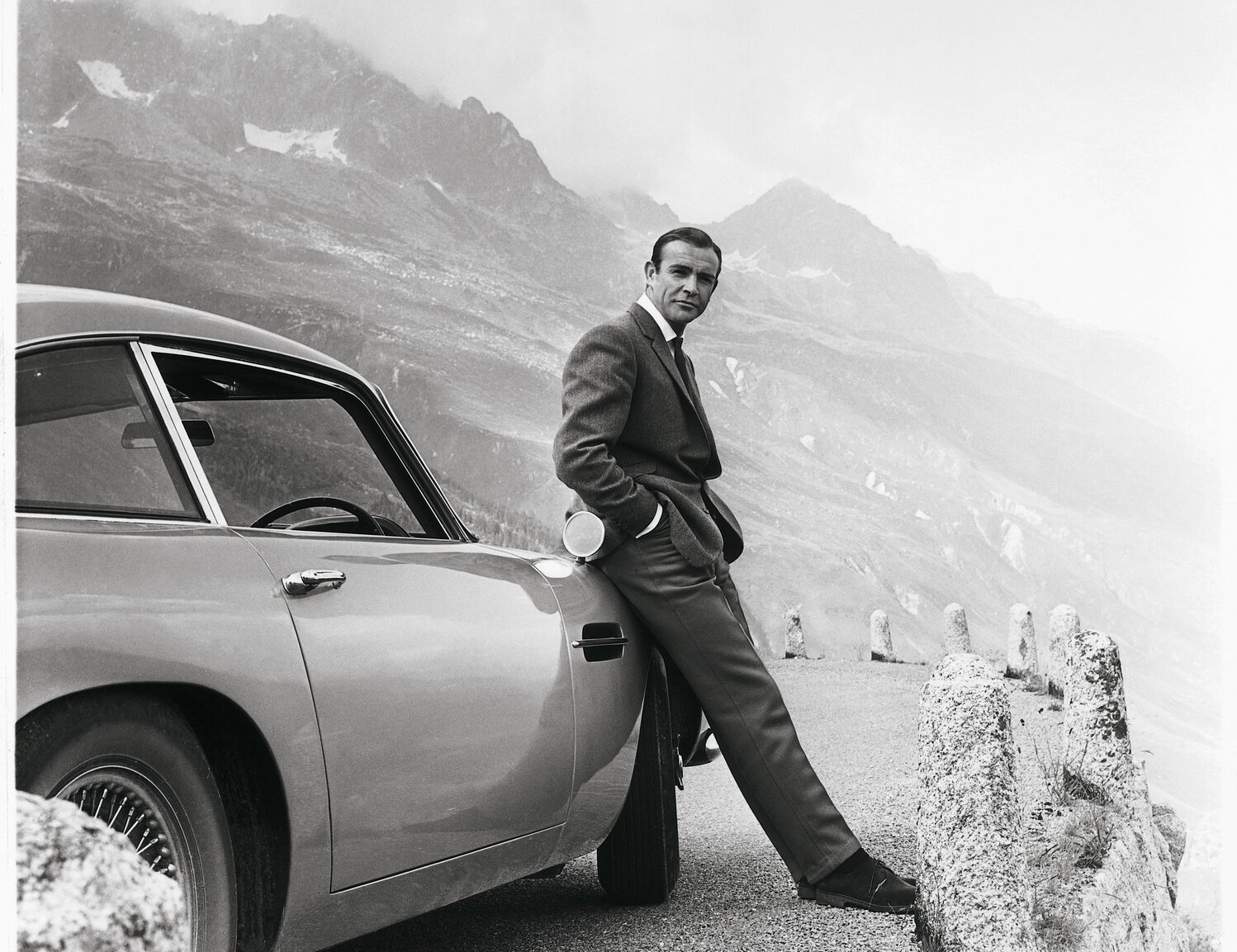 Sean Connery alias James Bond lehnt an einem Aston Martin DB5. Sean Connery alias James Bond lehnt an einem Aston Martin DB5.