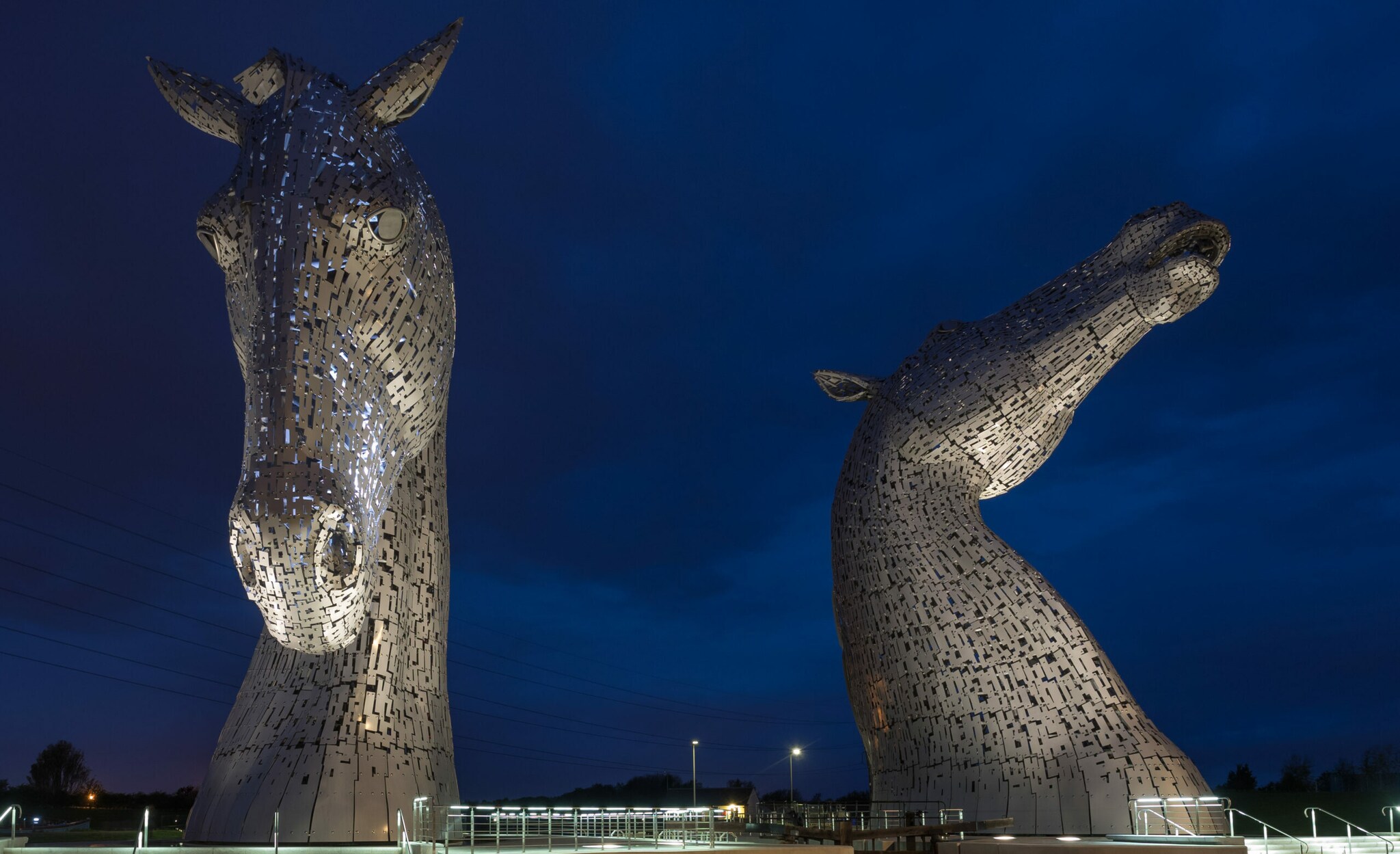 Die beleuchteten „Kelpies“ am Abend