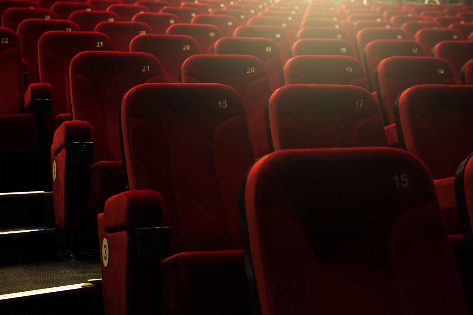 Rote Sitze in einem leeren Kino