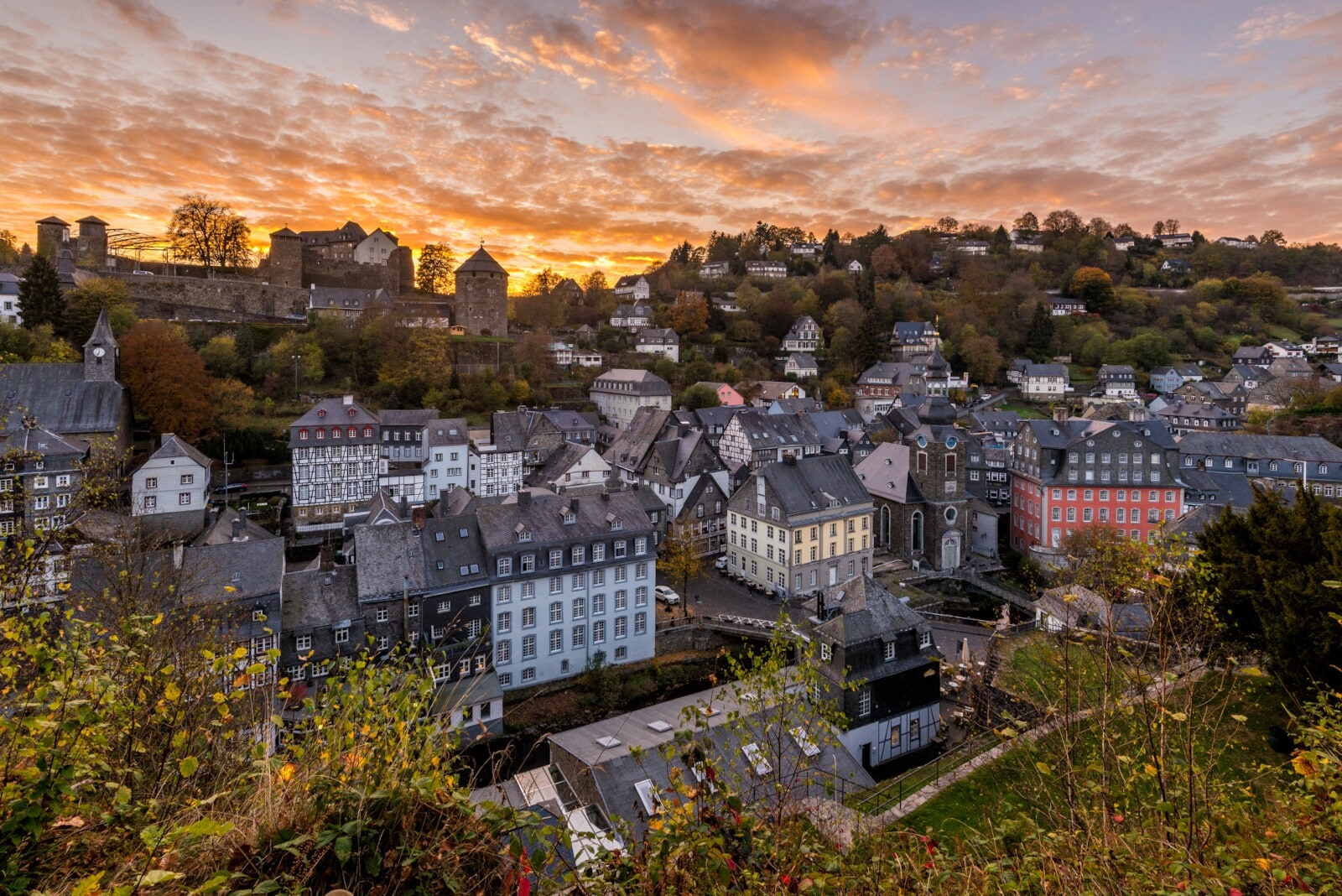 Sonnenuntergang über der kleinen Stadt Monschau Sonnenuntergang über der kleinen Stadt Monschau