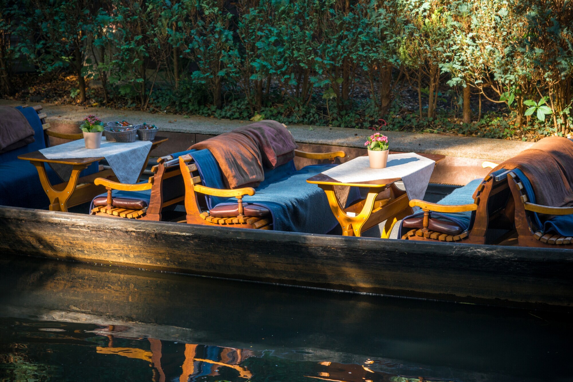 Kahn mit Bänken und Tischen im Spreewald