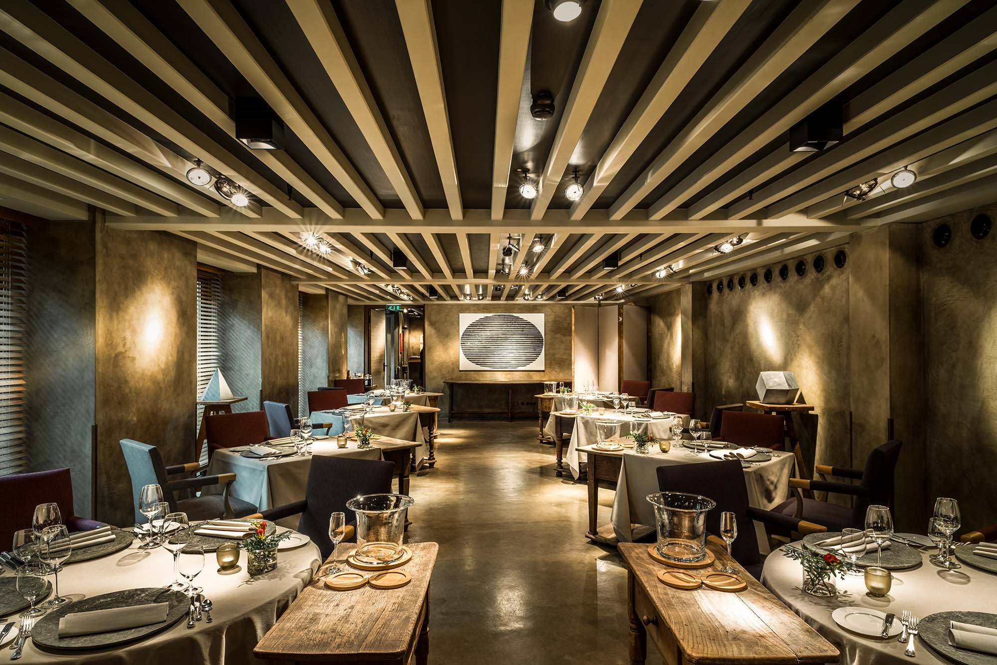 Innenansicht eines Restaurants mit industrieller Einrichtung