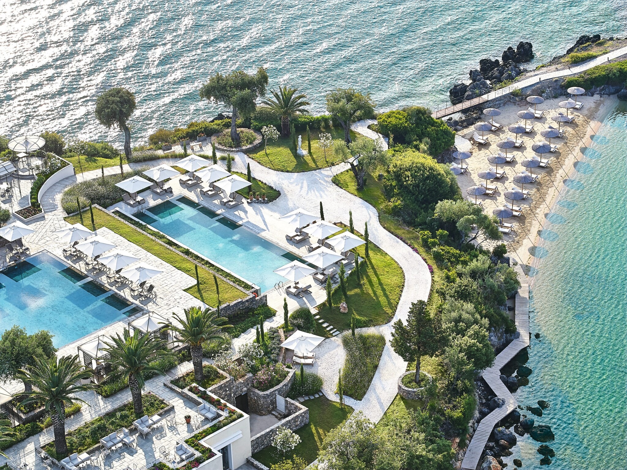 Eine große Hotelanlage am Meer aus der Vogelperspektive Eine große Hotelanlage am Meer aus der Vogelperspektive