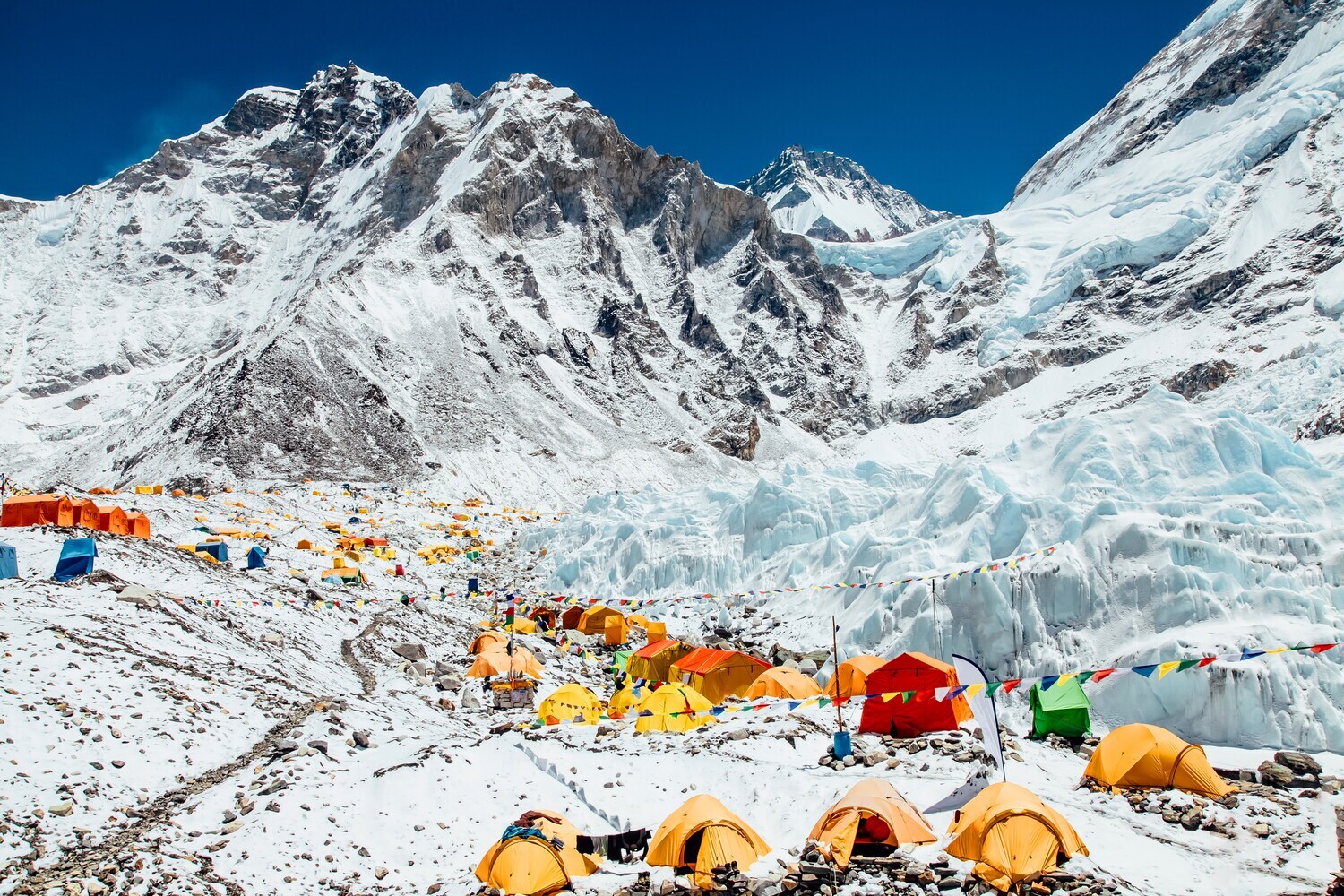 Das Basiscamp des Mount Everest mit bunten Zelten und Wimpelfahnen Das Basiscamp des Mount Everest mit bunten Zelten und Wimpelfahnen