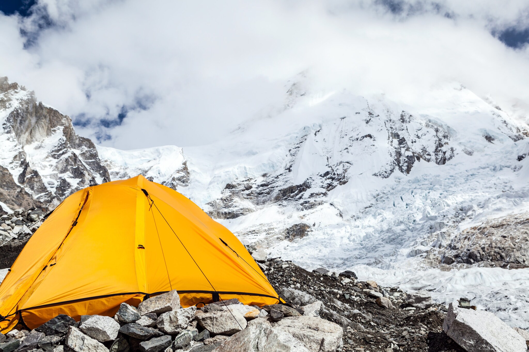 Ein gelbes Zelt vor der Kulisse des Mount Everest Ein gelbes Zelt vor der Kulisse des Mount Everest