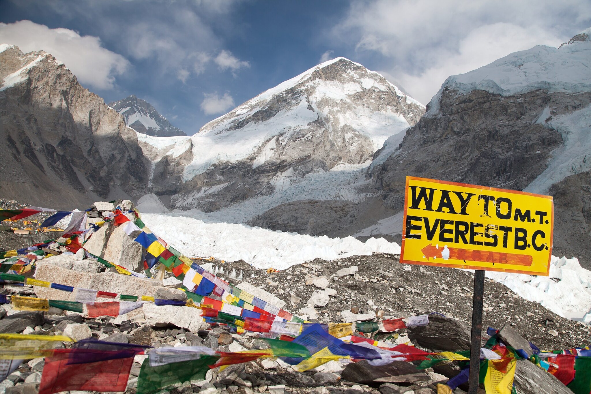 Ein Wegweiser zum Mount Everest vor Bergen Ein Wegweiser zum Mount Everest vor Bergen