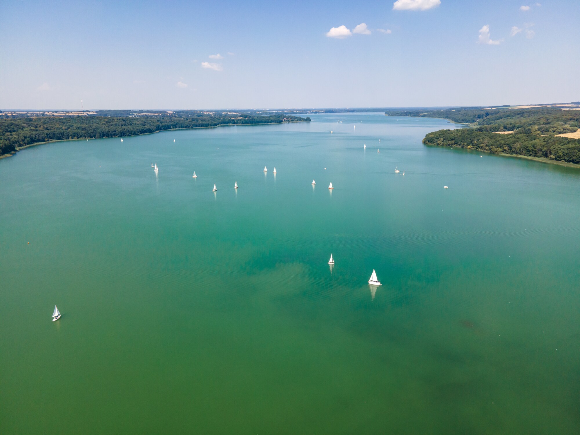 Luftaufnahme des Ratzeburger Sees mit Booten