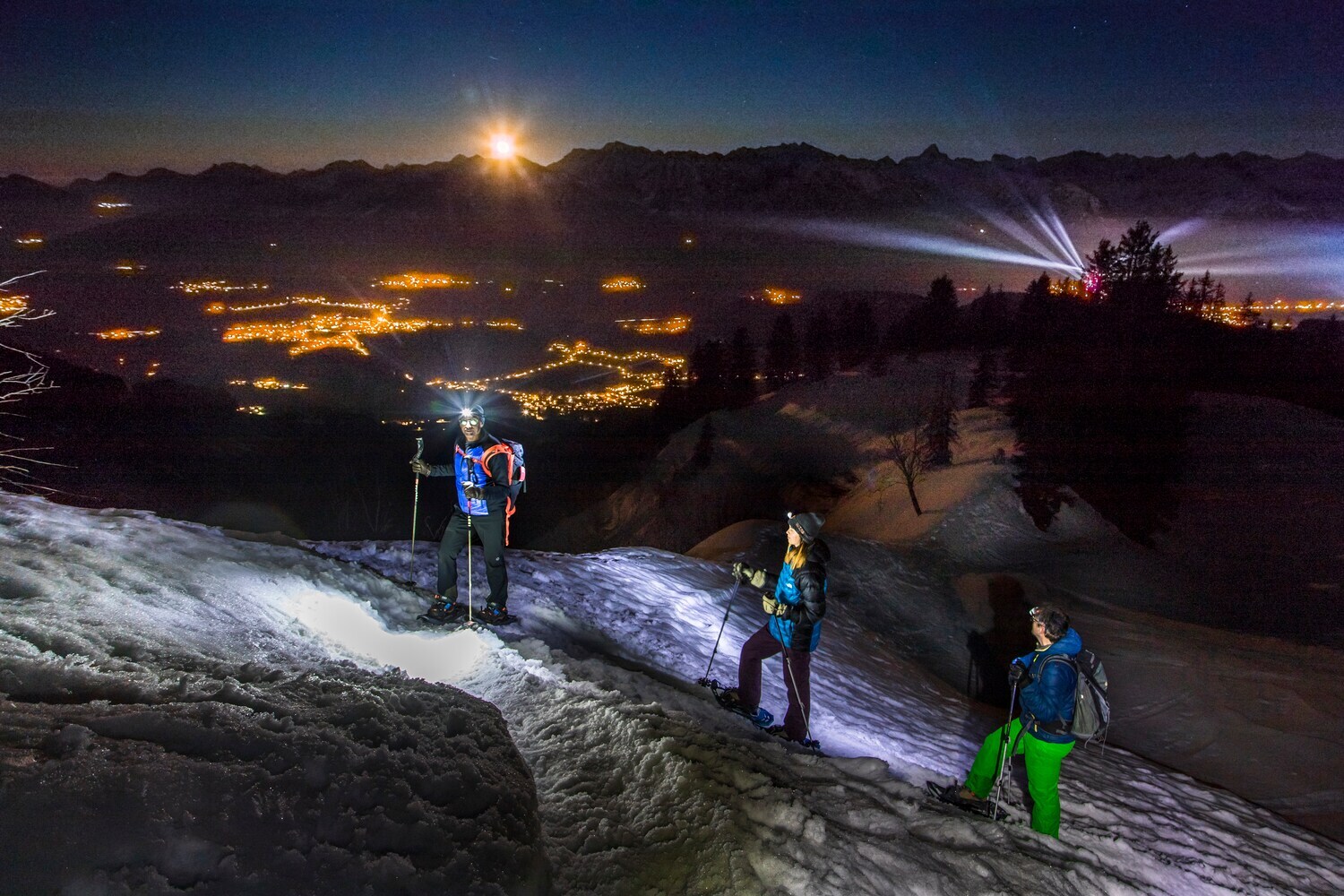 Schneeschuhwanderer bei Vollmond im Naturpark Nagelfluhkette.