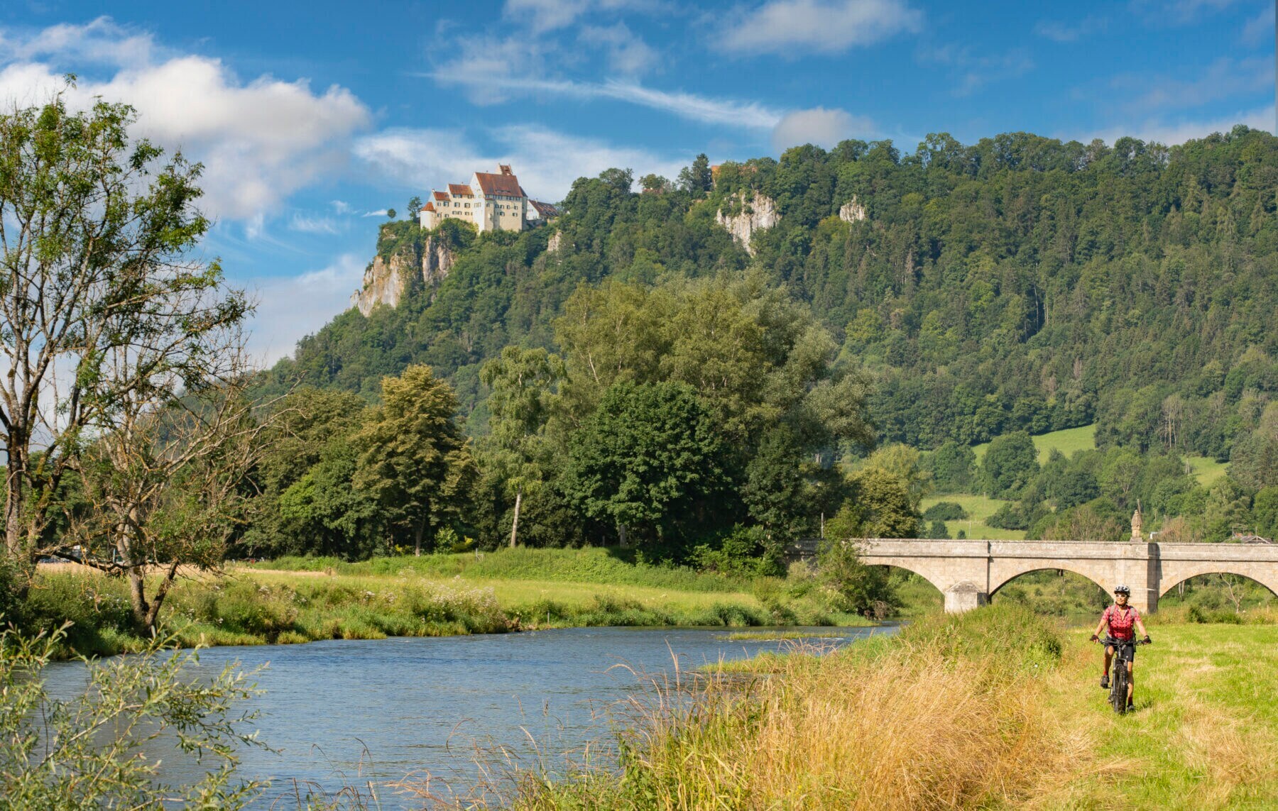 Eine Frau mit dem Fahrrad im Oberen Donautal