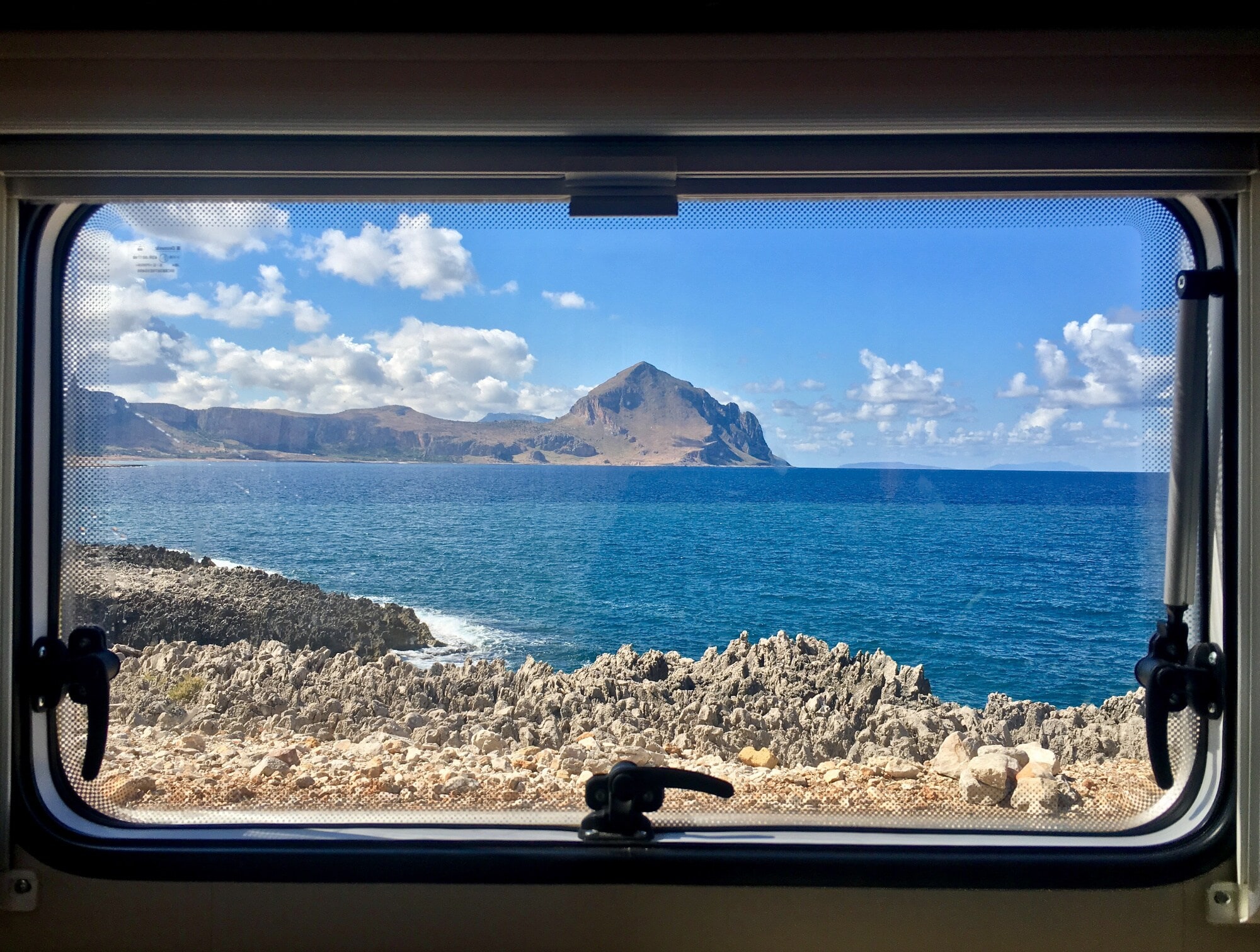 Blick auf das Meer vor Sizilien aus einem Camper Blick auf das Meer vor Sizilien aus einem Camper