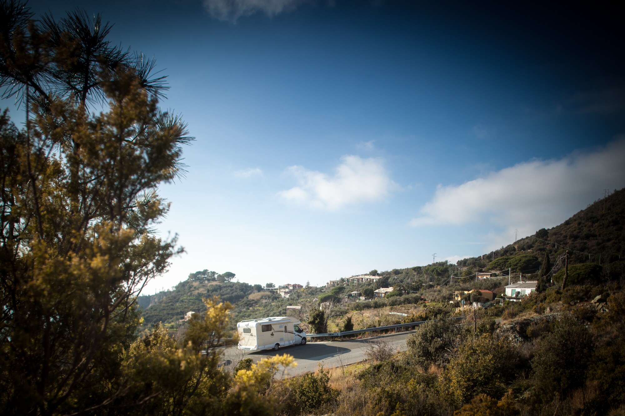 Eine Straße an der Küste Liguriens Eine Straße an der Küste Liguriens